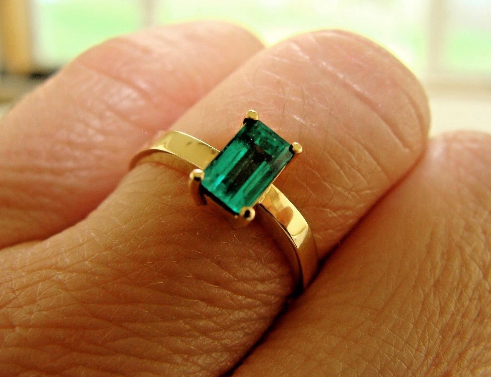 This is an absolutely attractive emerald solitaire ring featuring in the center an emerald cut 100% natural Colombian emerald
Weighting 0.60 carats 
Fine Color and Lively Medium Green, VS (clarity high quality)!
This emerald is High Quality!
The