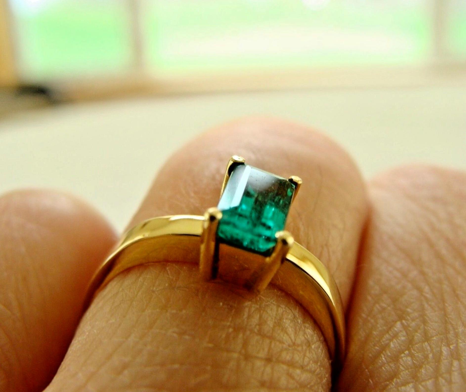 Solitär 100% natürlicher kolumbianischer Smaragd-Ring 18 Karat Gold im Angebot 1