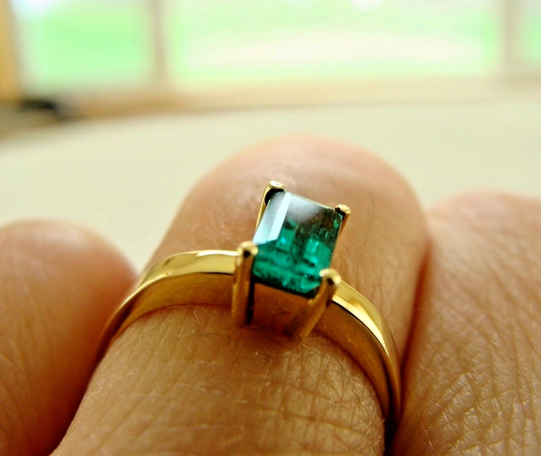 Art Deco Solitaire 100% Natural Colombian Emerald Ring 18 Karat Gold For Sale