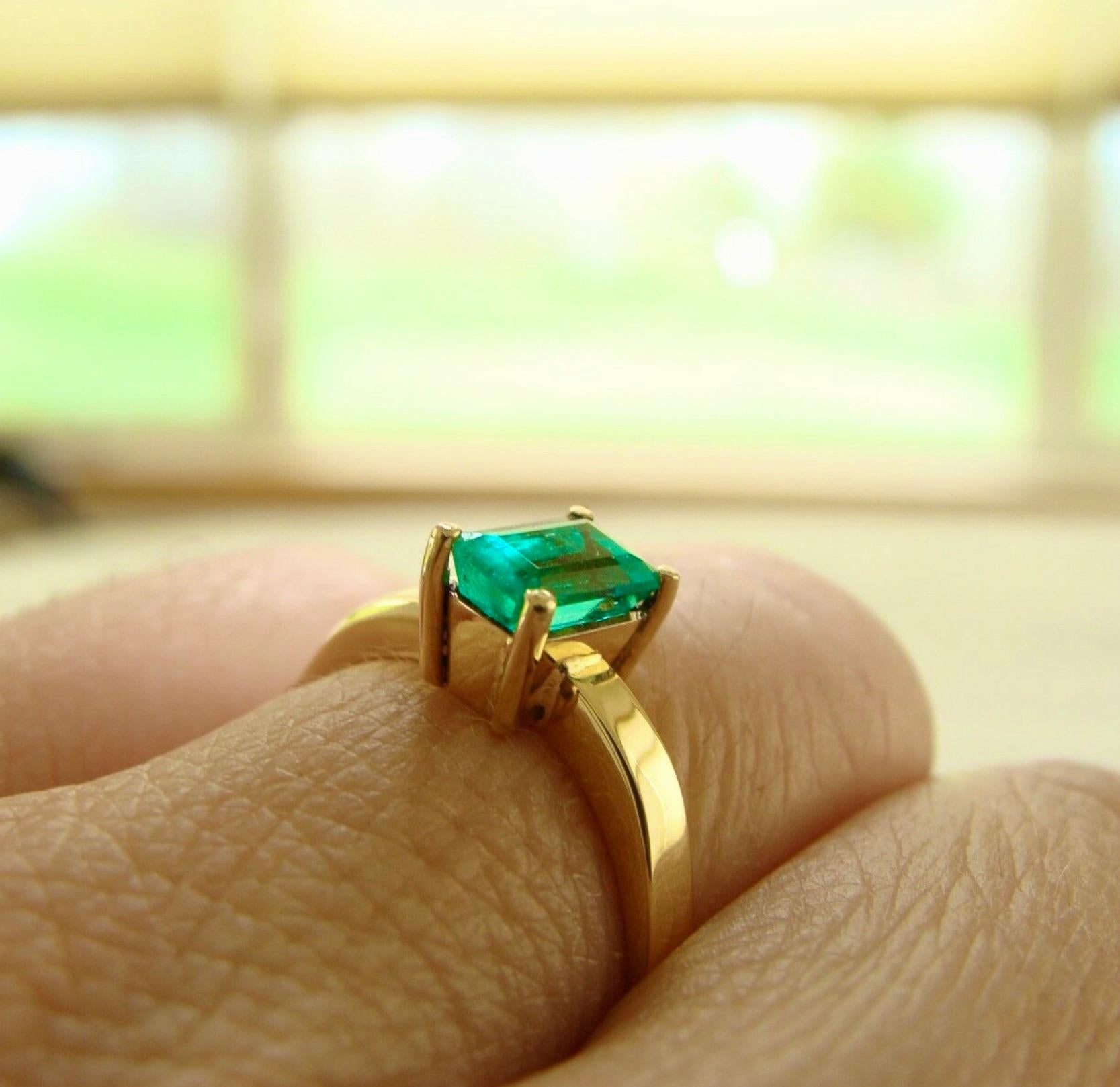 Women's or Men's Solitaire 100% Natural Colombian Emerald Ring 18 Karat Gold For Sale