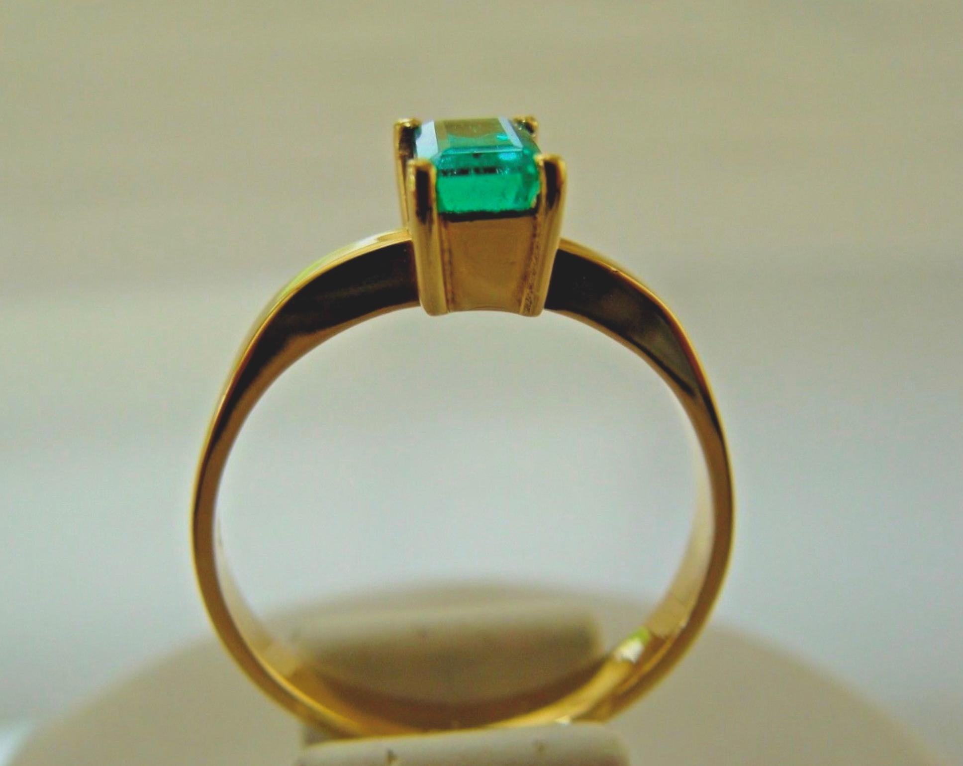 Solitaire 100% Natural Colombian Emerald Ring 18 Karat Gold For Sale 1