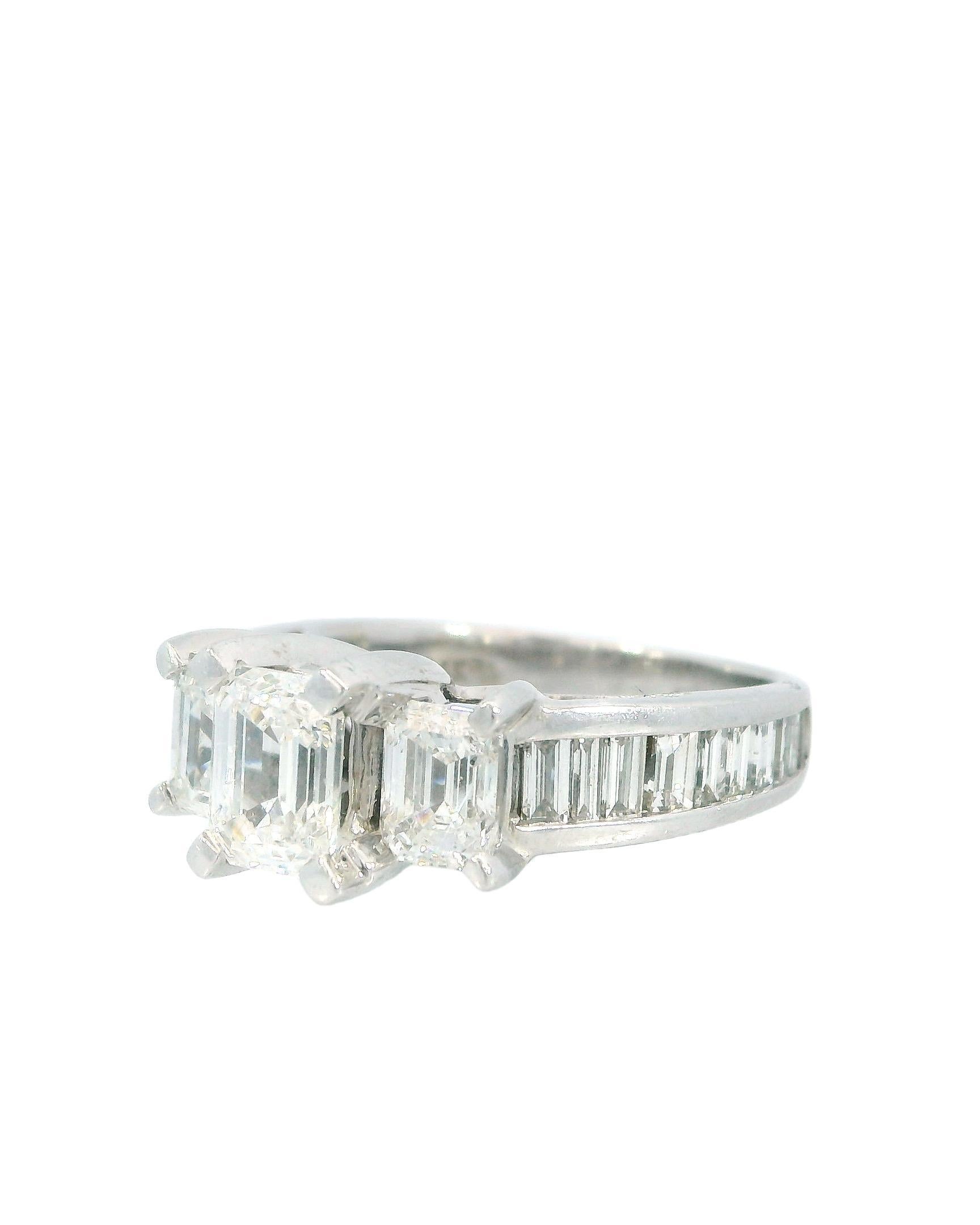 Ein raffinierter und eleganter Ring mit einem Diamanten im Smaragdschliff von 1.05 Karat und einer makellosen weißen Farbe.

Der Ring ist aus 14-karätigem Gold gefertigt und präsentiert den Diamanten mit einem Reinheitsgrad von SI2 und einem