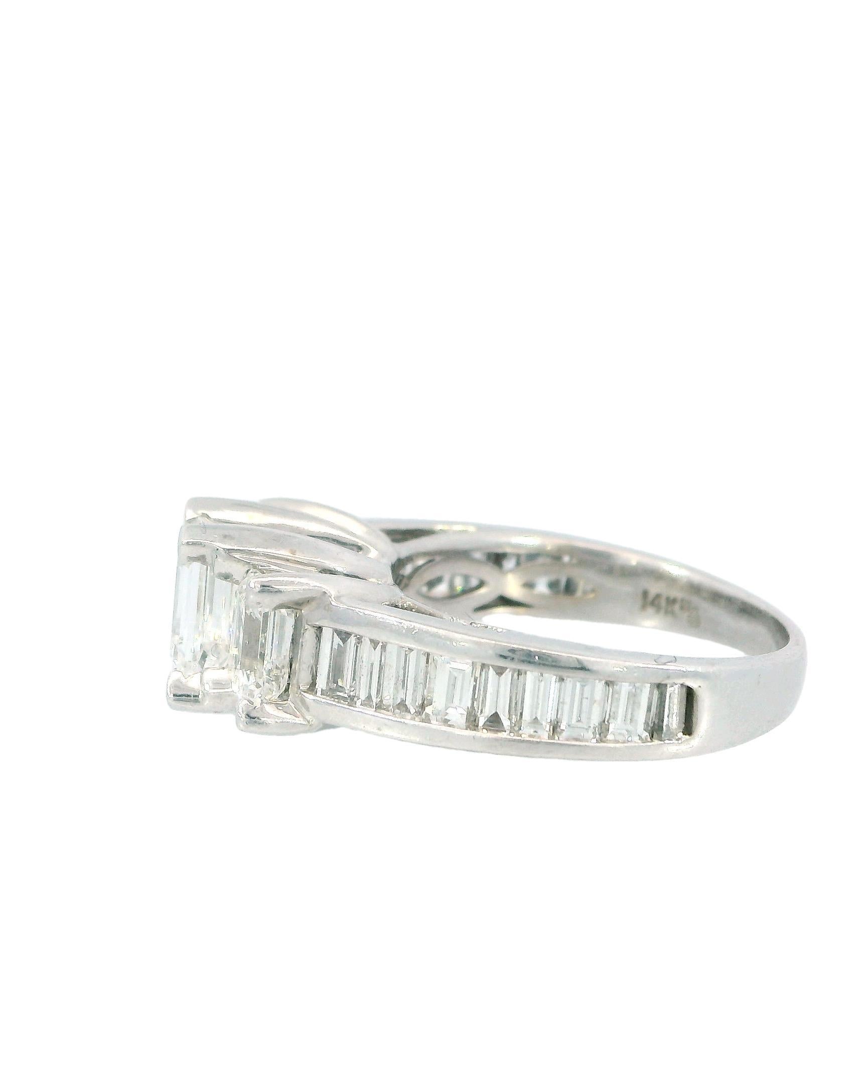 Solitär 14K Weißgold mit Diamanten und seitlichen Diamanten mitGIA-Diamanten (Smaragdschliff) im Angebot