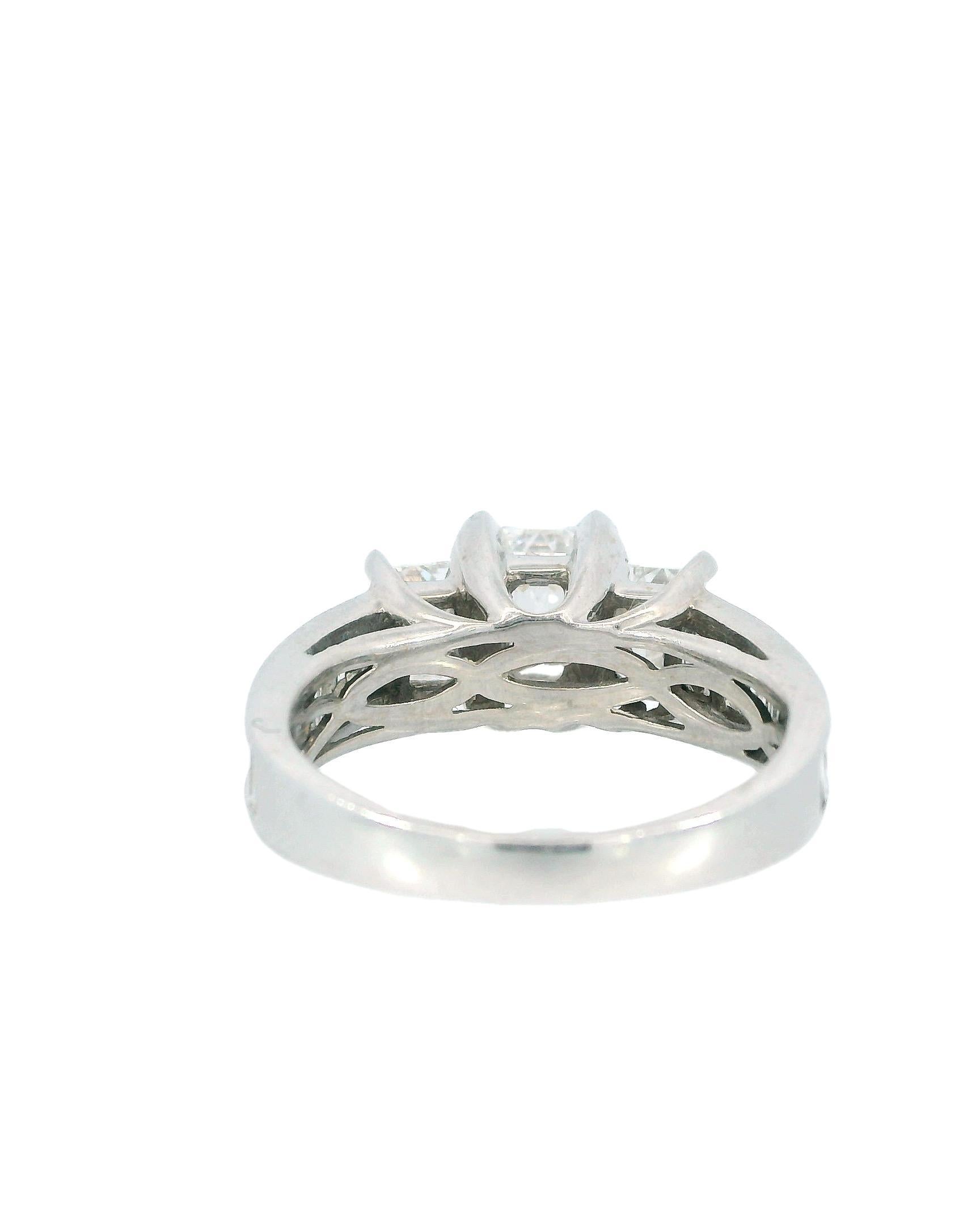 Solitär 14K Weißgold mit Diamanten und seitlichen Diamanten mitGIA-Diamanten im Zustand „Hervorragend“ im Angebot in Great Neck Plaza, NY