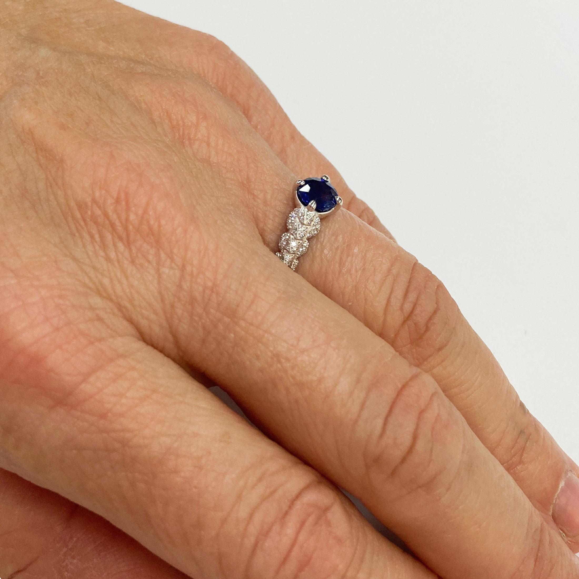Contemporary Solitaire 18 Karat White Gold Ring with Blue Sapphire and Diamonds For Sale