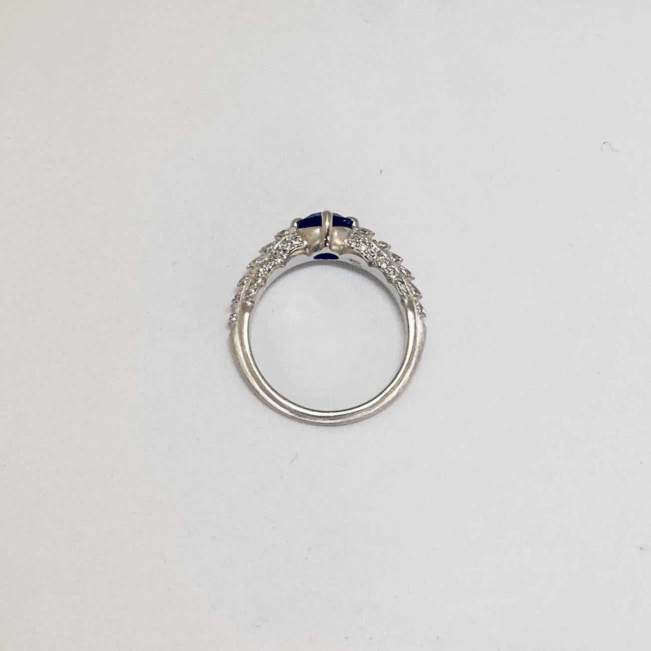 Solitaire 18 Karat White Gold Ring with Blue Sapphire and Diamonds In New Condition For Sale In Zurich, CH
