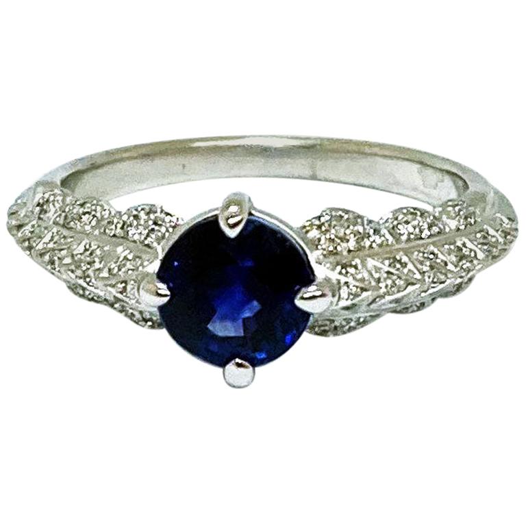 Solitaire 18 Karat White Gold Ring with Blue Sapphire and Diamonds For Sale