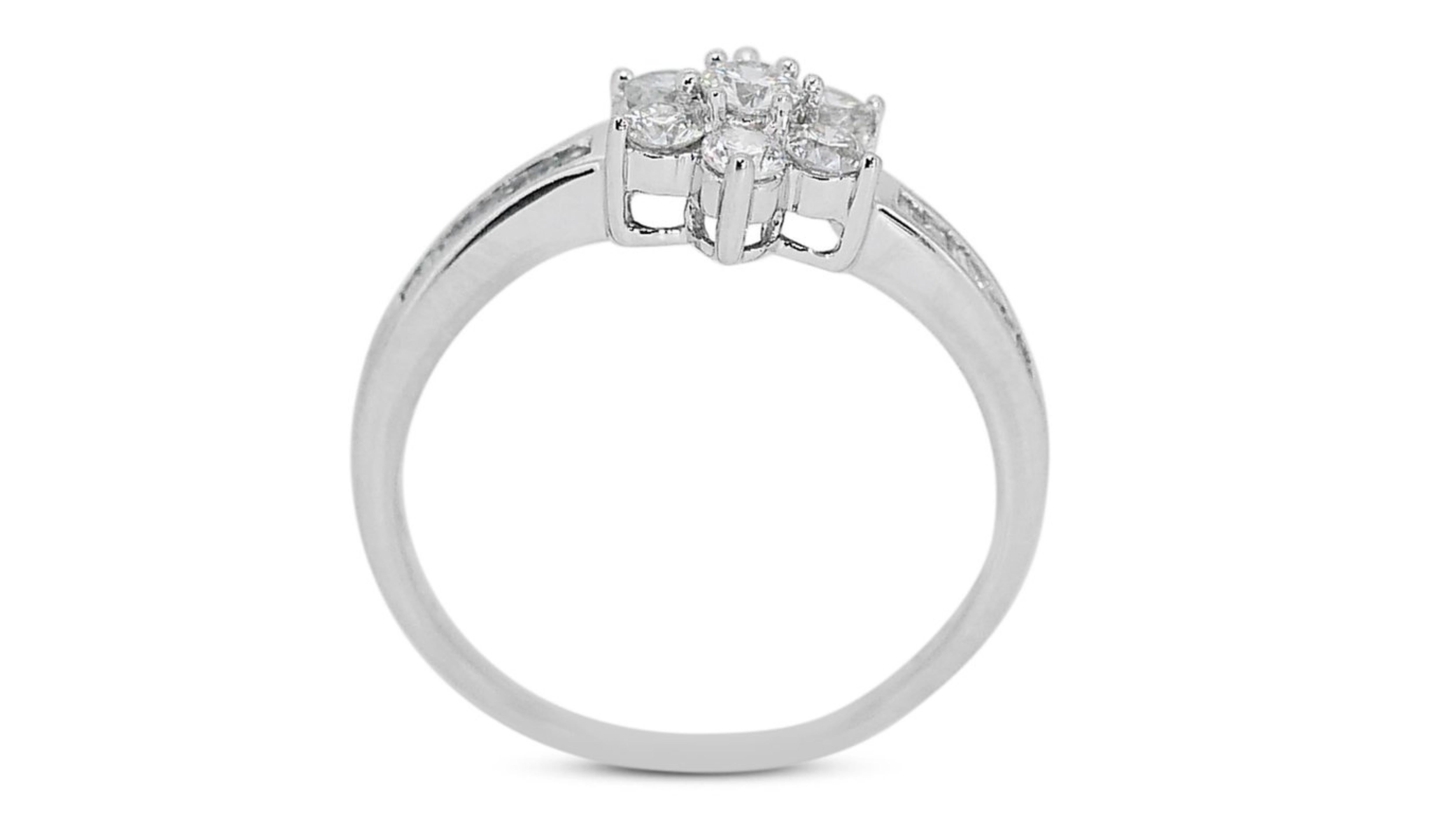 Women's or Men's Solitaire 18k White Gold Flower Ring with 2.4 carat Natural Diamond For Sale