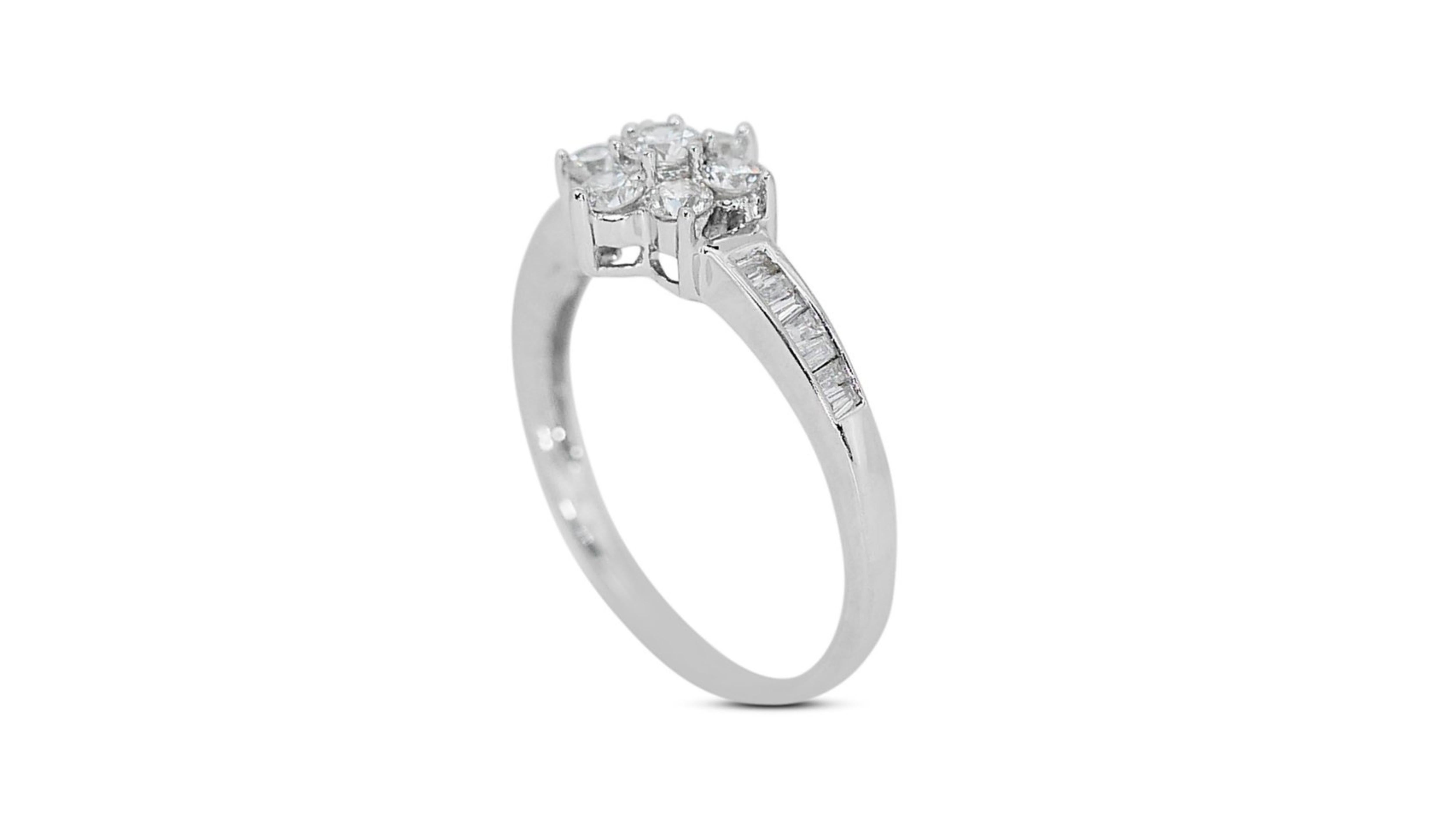 Solitaire 18k White Gold Flower Ring with 2.4 carat Natural Diamond For Sale 1