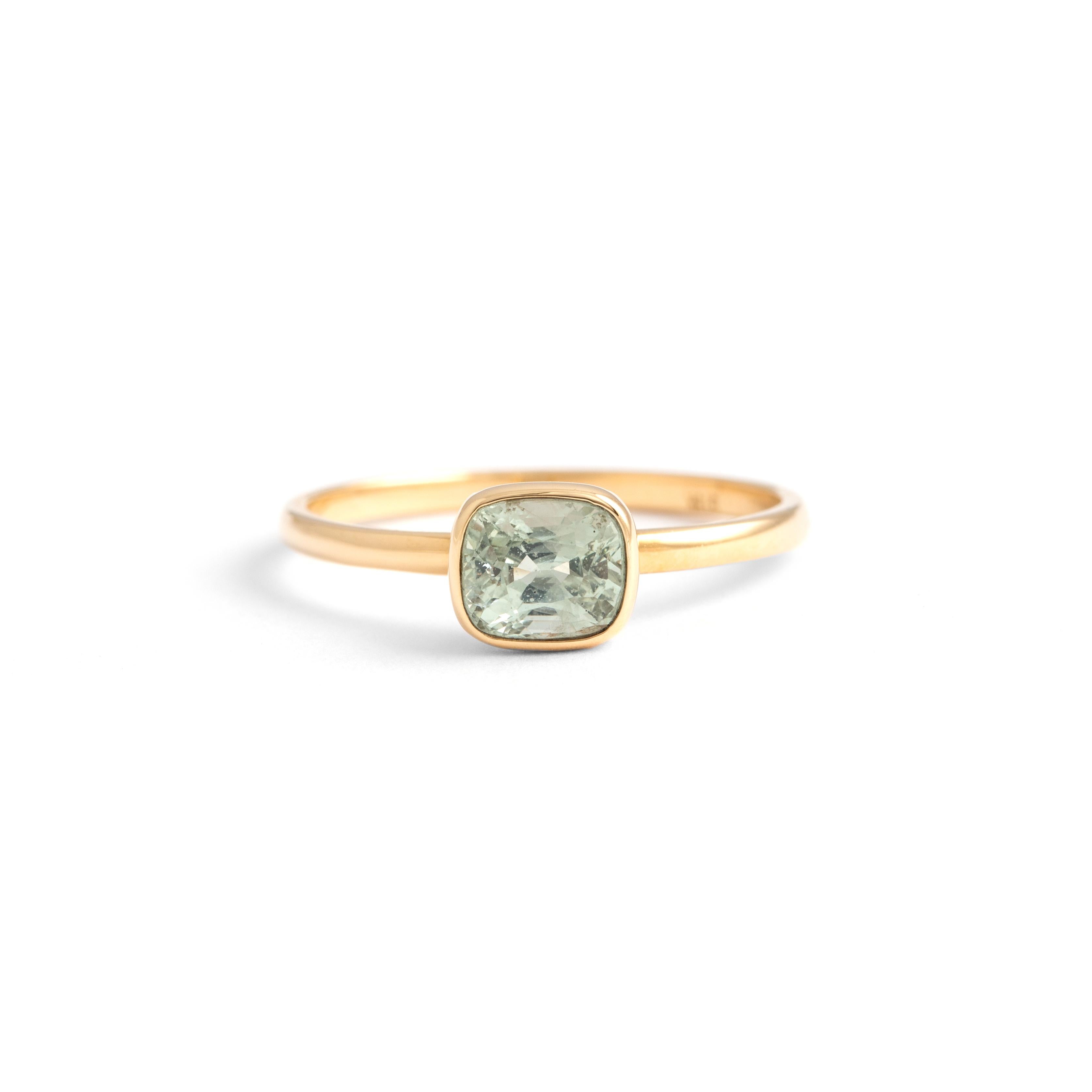 Bague solitaire en or jaune 18K.
Poids total : 1,79 gramme.