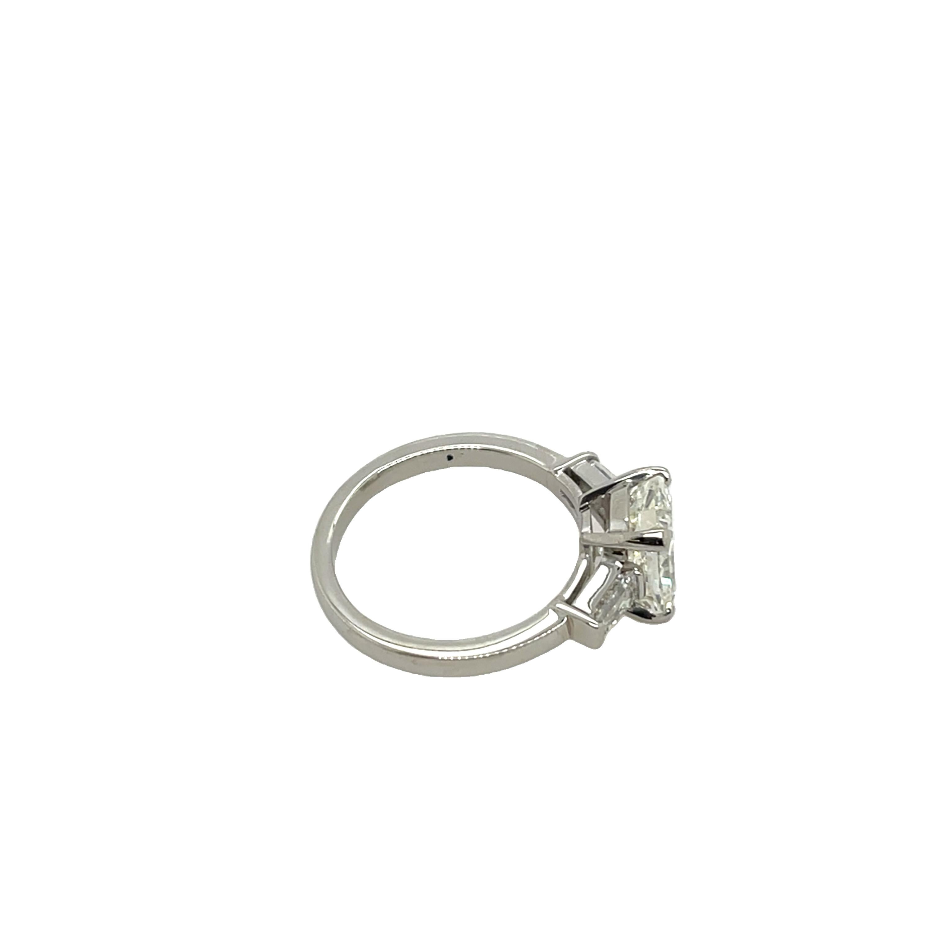 Taille ronde Bague de fiançailles solitaire de 2,47 carats J/VS2 avec diamants baguettes assortis en vente
