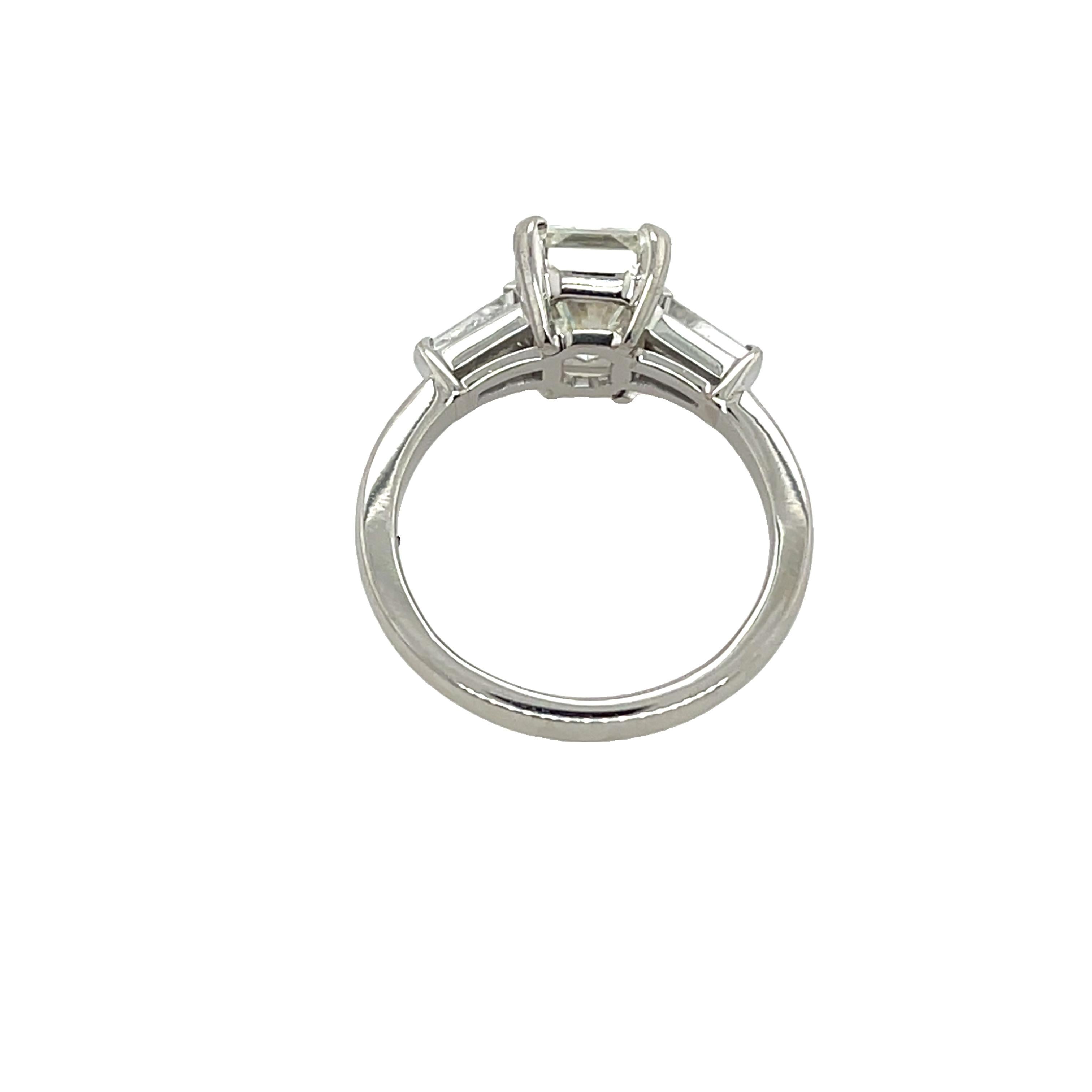 Bague de fiançailles solitaire de 2,47 carats J/VS2 avec diamants baguettes assortis Unisexe en vente