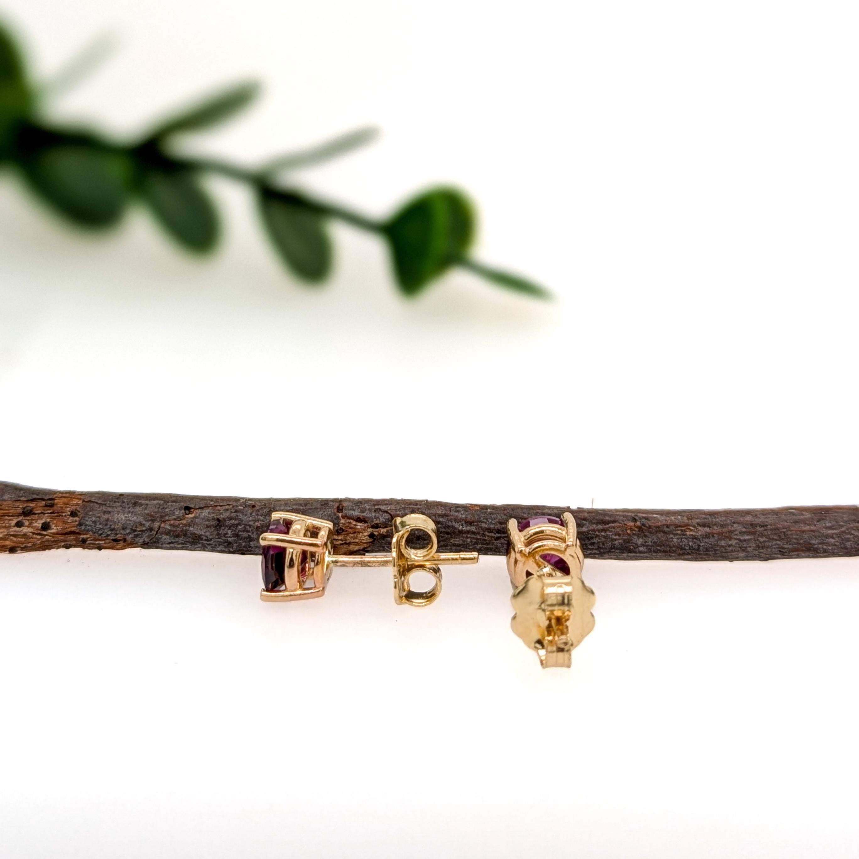 Taglio rotondo Borchie con granato solitario del Madagascar da 4 mm in oro 14K - Design/One a 4 punte in vendita