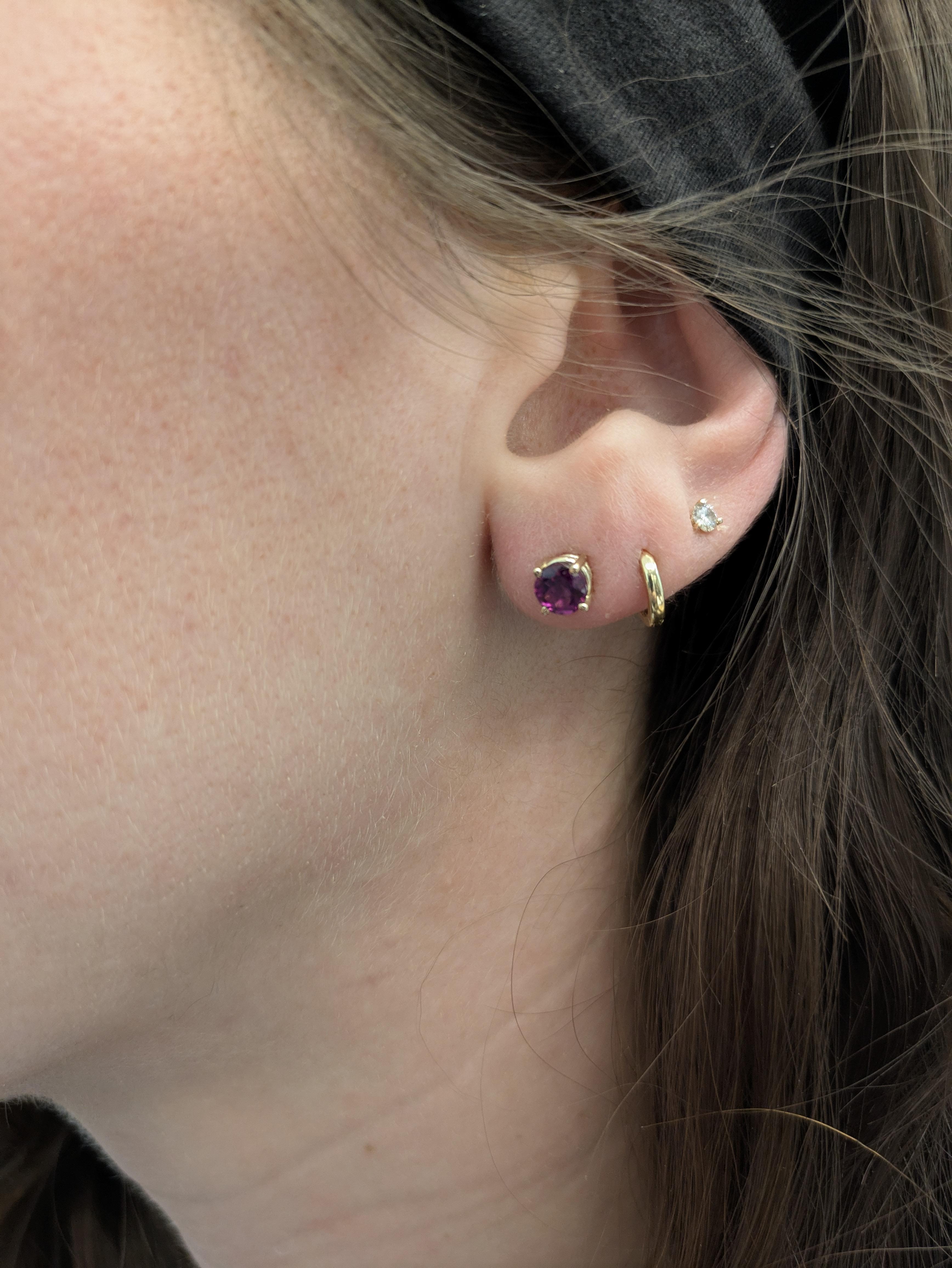 Borchie con granato solitario del Madagascar da 4 mm in oro 14K - Design/One a 4 punte In condizioni Nuovo in vendita a Columbus, OH