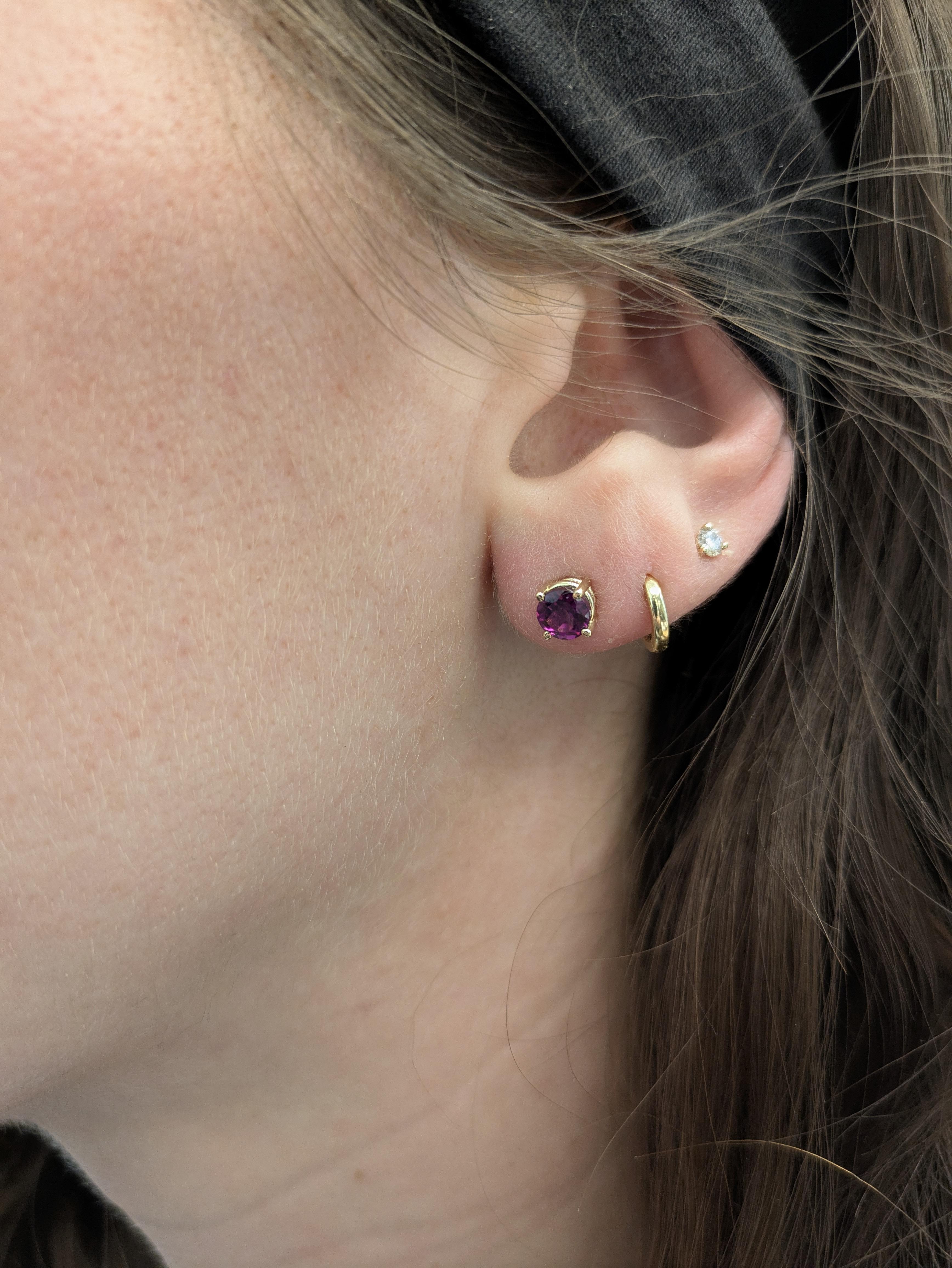 Donna Borchie con granato solitario del Madagascar da 4 mm in oro 14K - Design/One a 4 punte in vendita