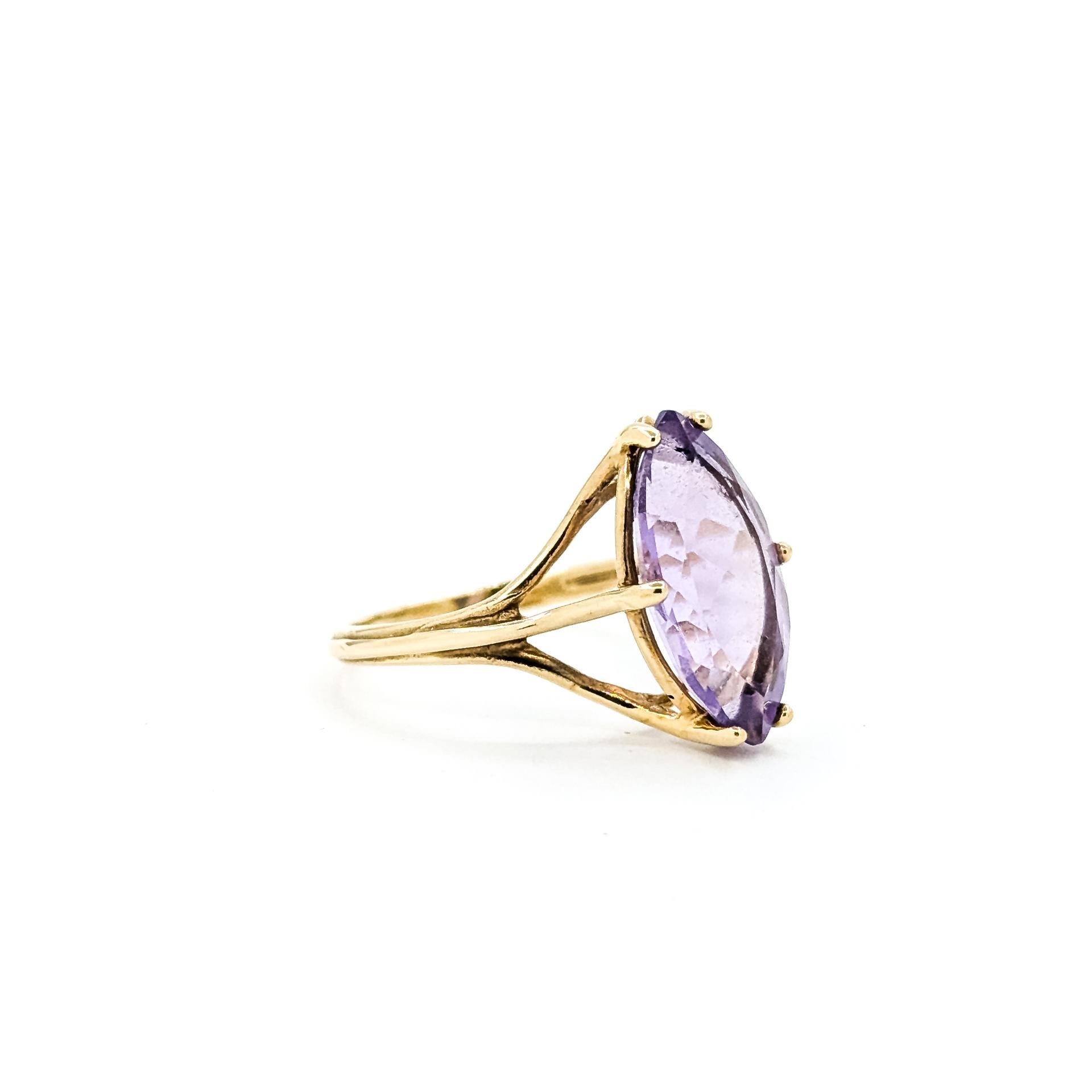 Dieser klassische Ring ist aus 10-karätigem Gelbgold gefertigt und zeigt einen 4,16-karätigen Amethysten in Zackenfassung als Herzstück. Das Solitärdesign hebt den satten violetten Farbton des Edelsteins hervor und lässt seine natürliche Brillanz in