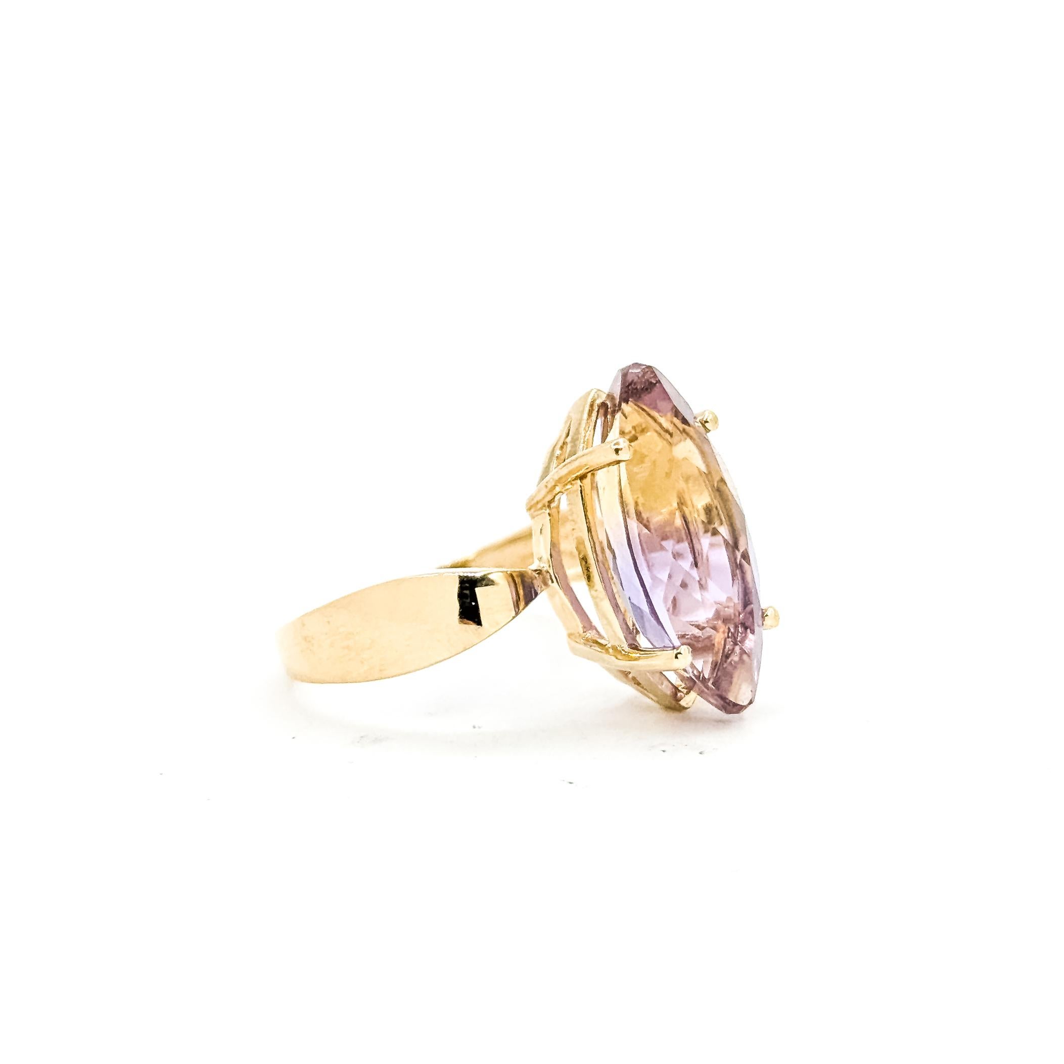 Anillo solitario de ametrina de 14 quilates

Este anillo está elaborado en oro amarillo de 14 quilates e incluye una ametrina de talla marquesa de 5,0 quilates que muestra una mezcla natural de suave lavanda y cálidos tonos dorados. La silueta