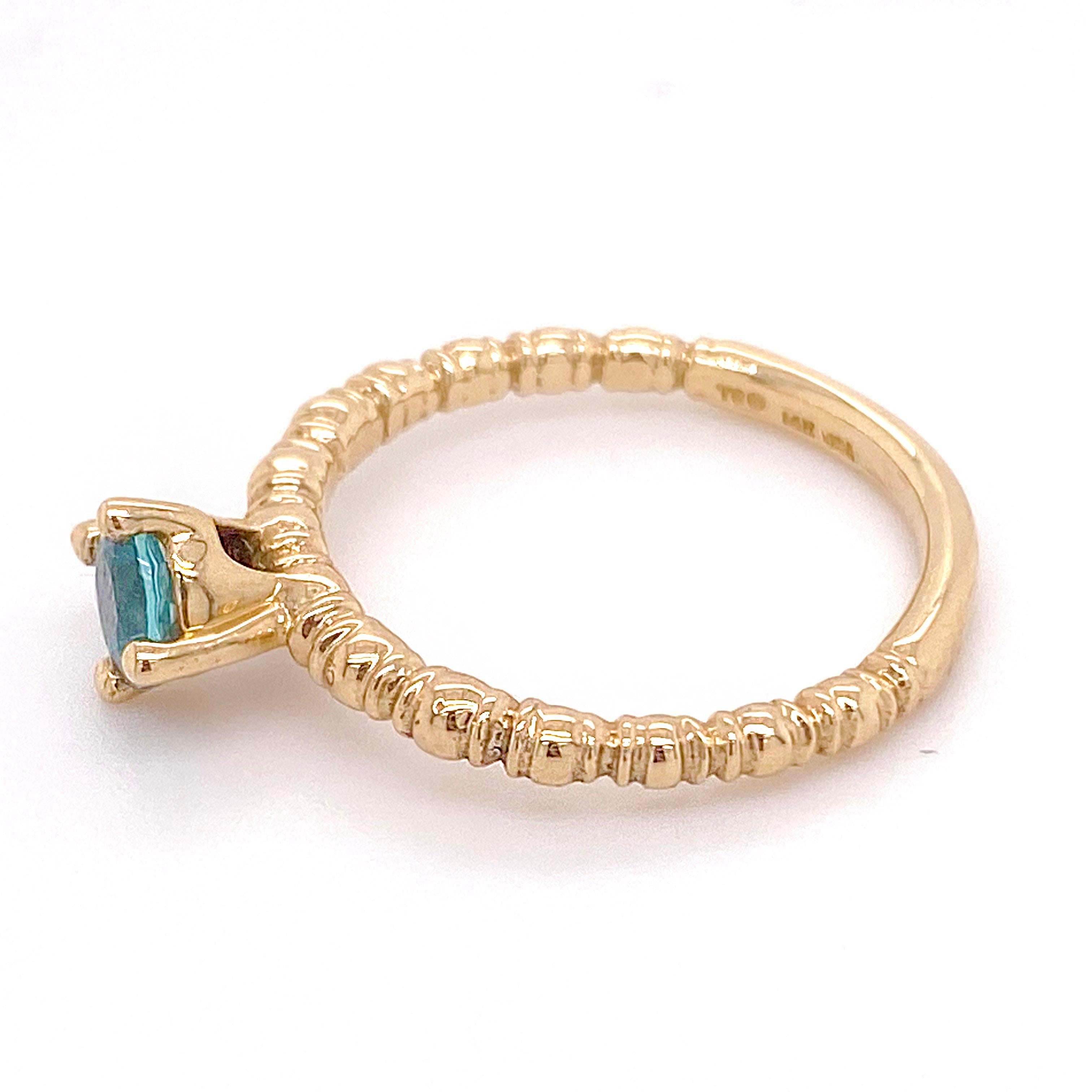 Contemporain Bague solitaire en apatite, or jaune, anneau texturé avec véritable apatite vibrante en vente