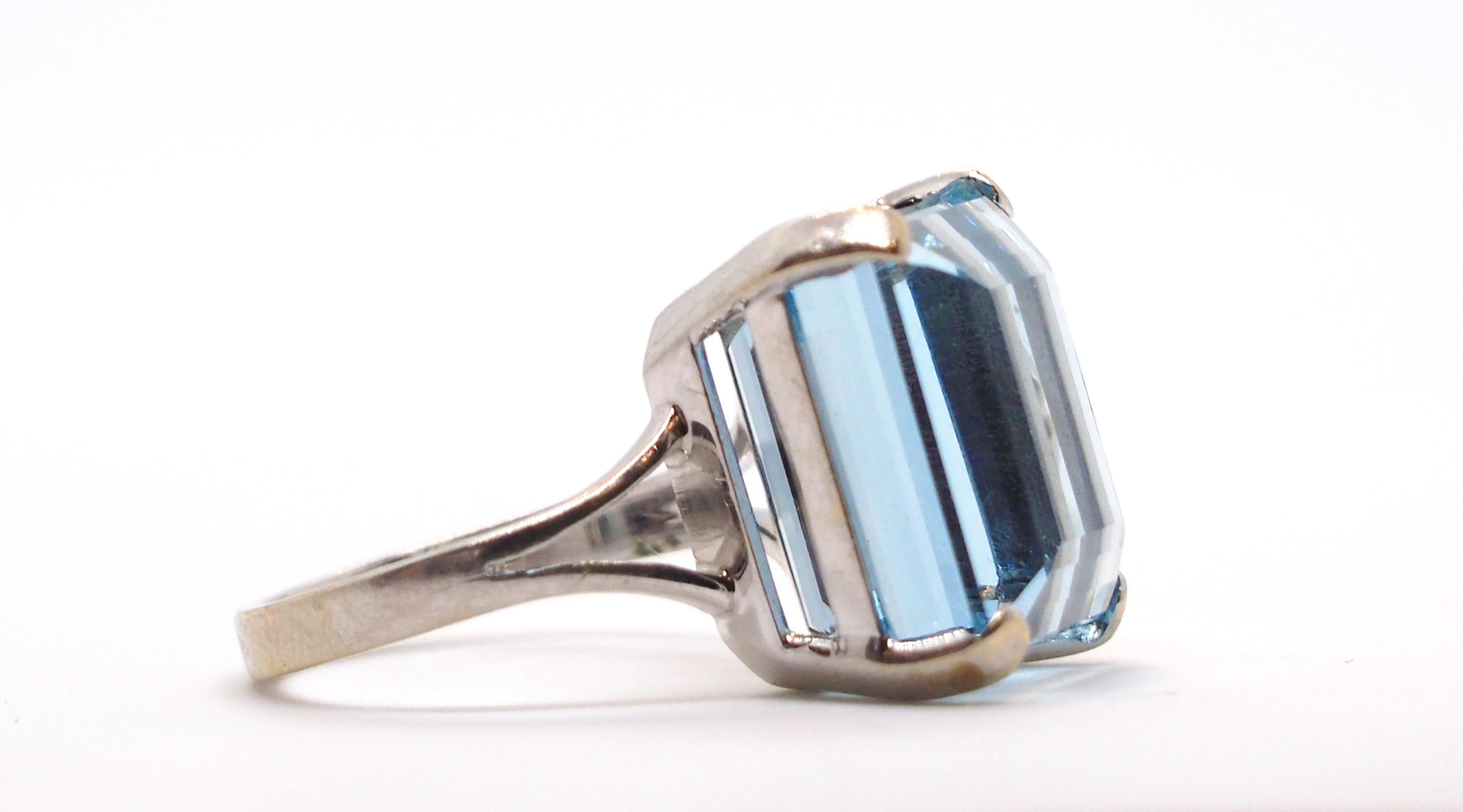 Solitaire Aquamarine 20 Carat Cocktail Ring 18 Karat White Gold In Excellent Condition For Sale In Geneva, CH