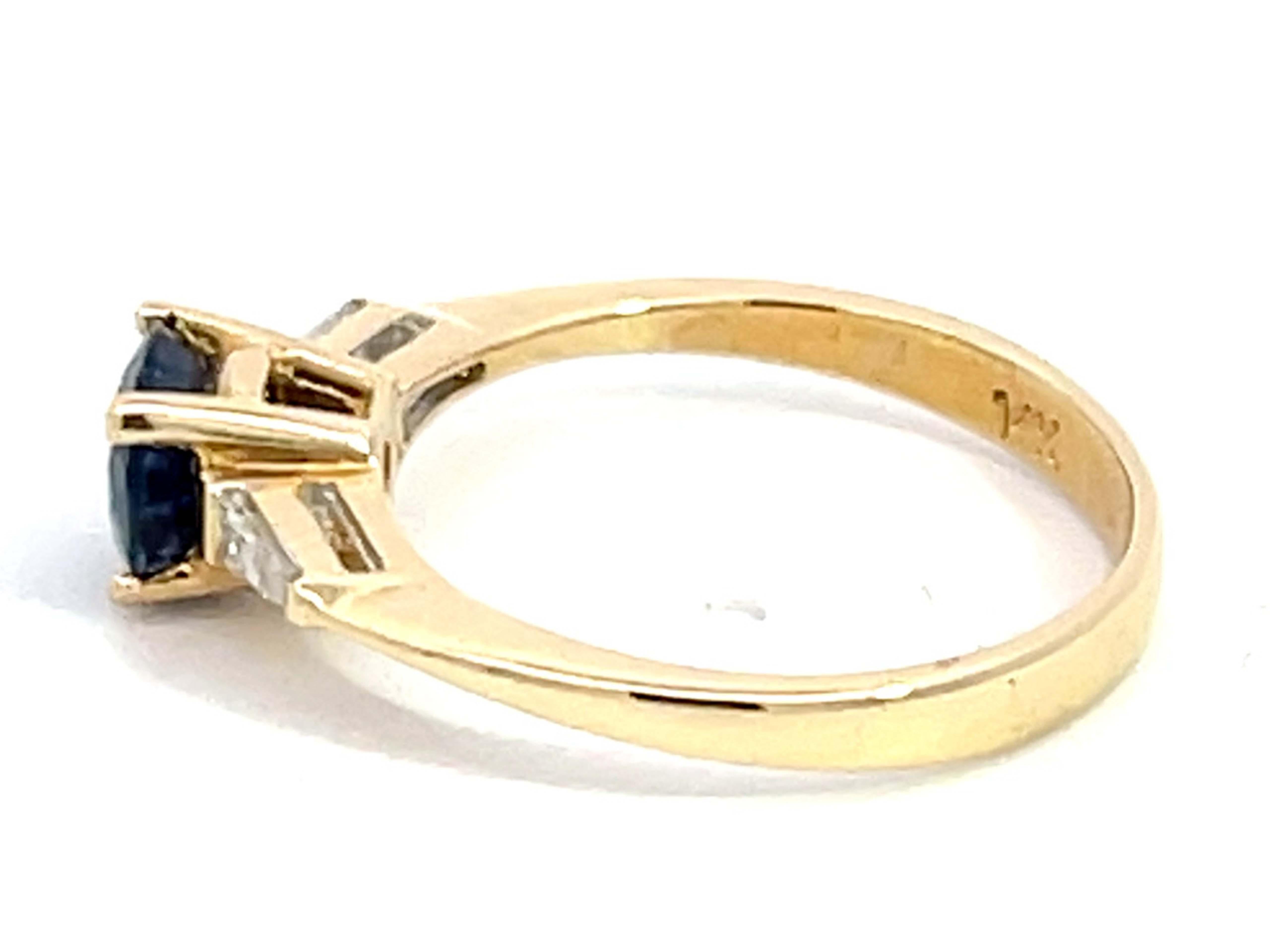 Bague solitaire en or jaune 14 carats avec saphirs bleus et diamants baguettes Pour femmes en vente