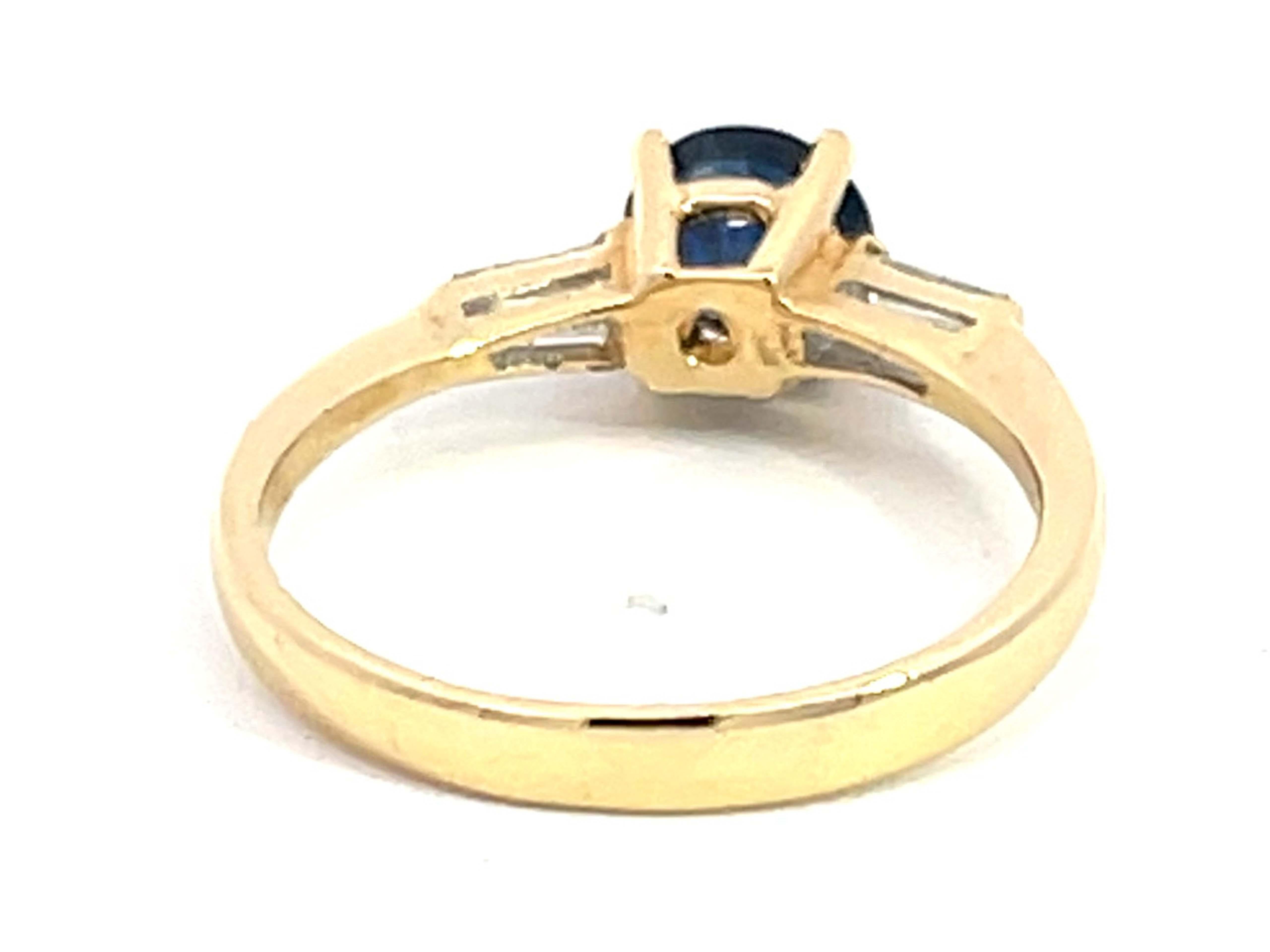 Bague solitaire en or jaune 14 carats avec saphirs bleus et diamants baguettes en vente 1