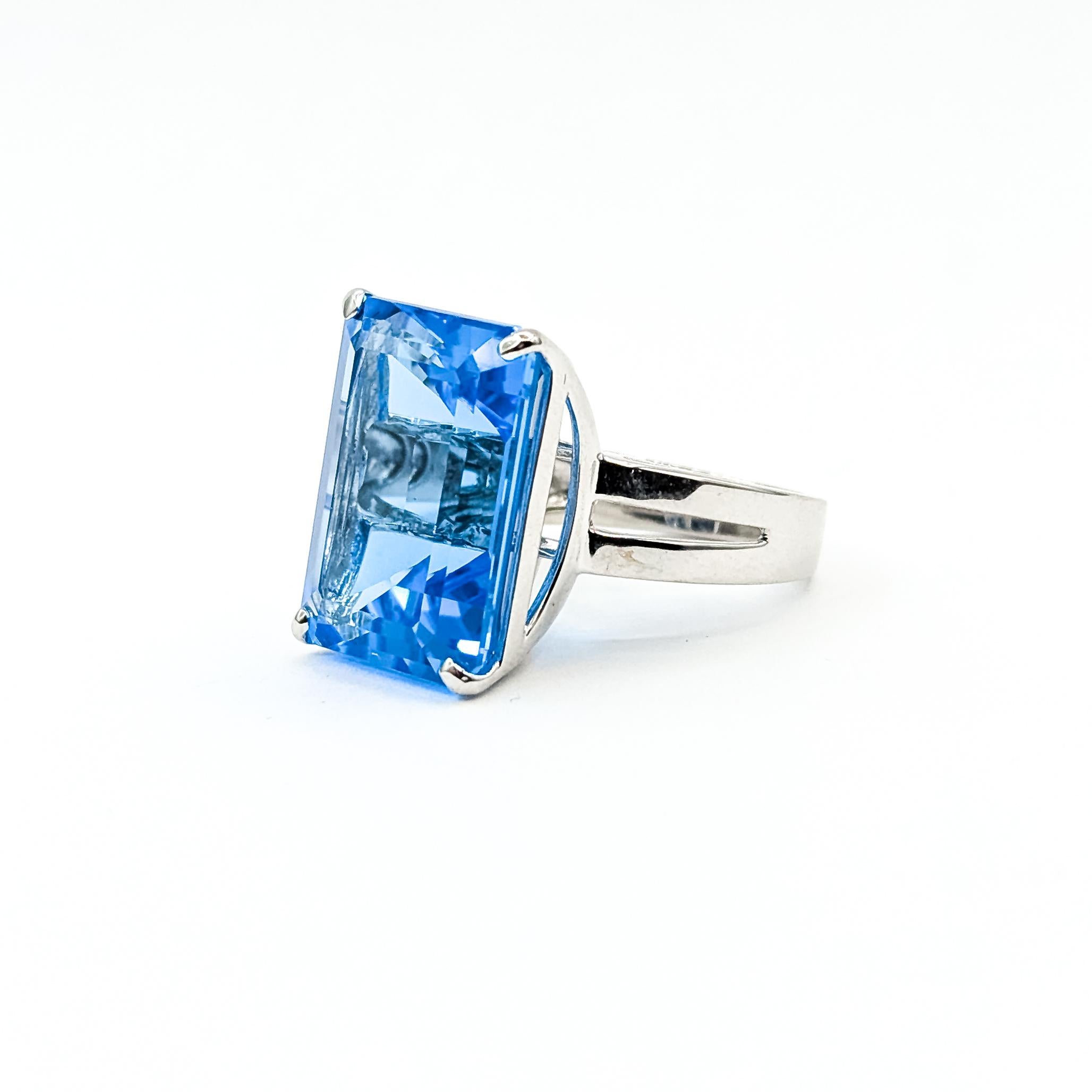 Solitär Blauer Topas Ring in 14k Weißgold (Zeitgenössisch) im Angebot