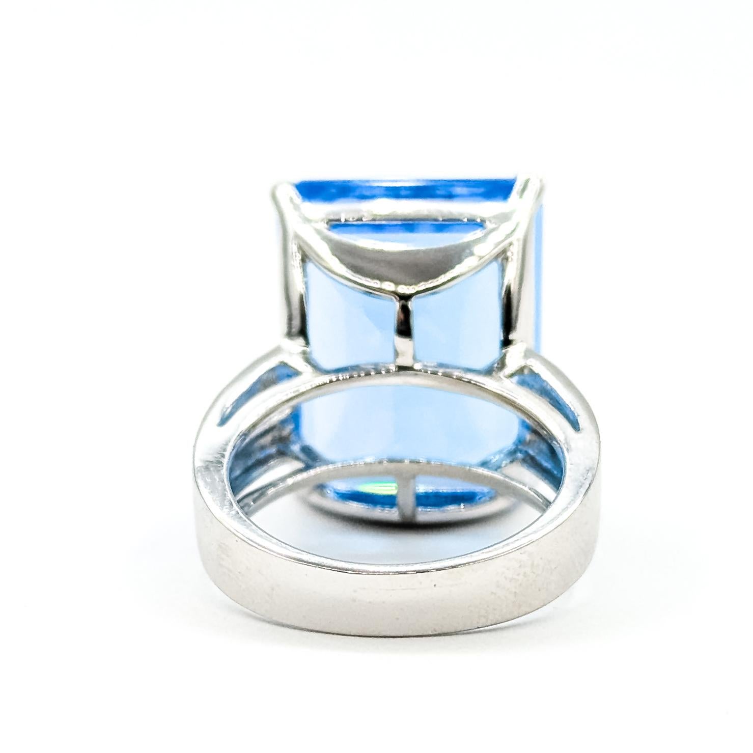 Solitär Blauer Topas Ring in 14k Weißgold im Angebot 2