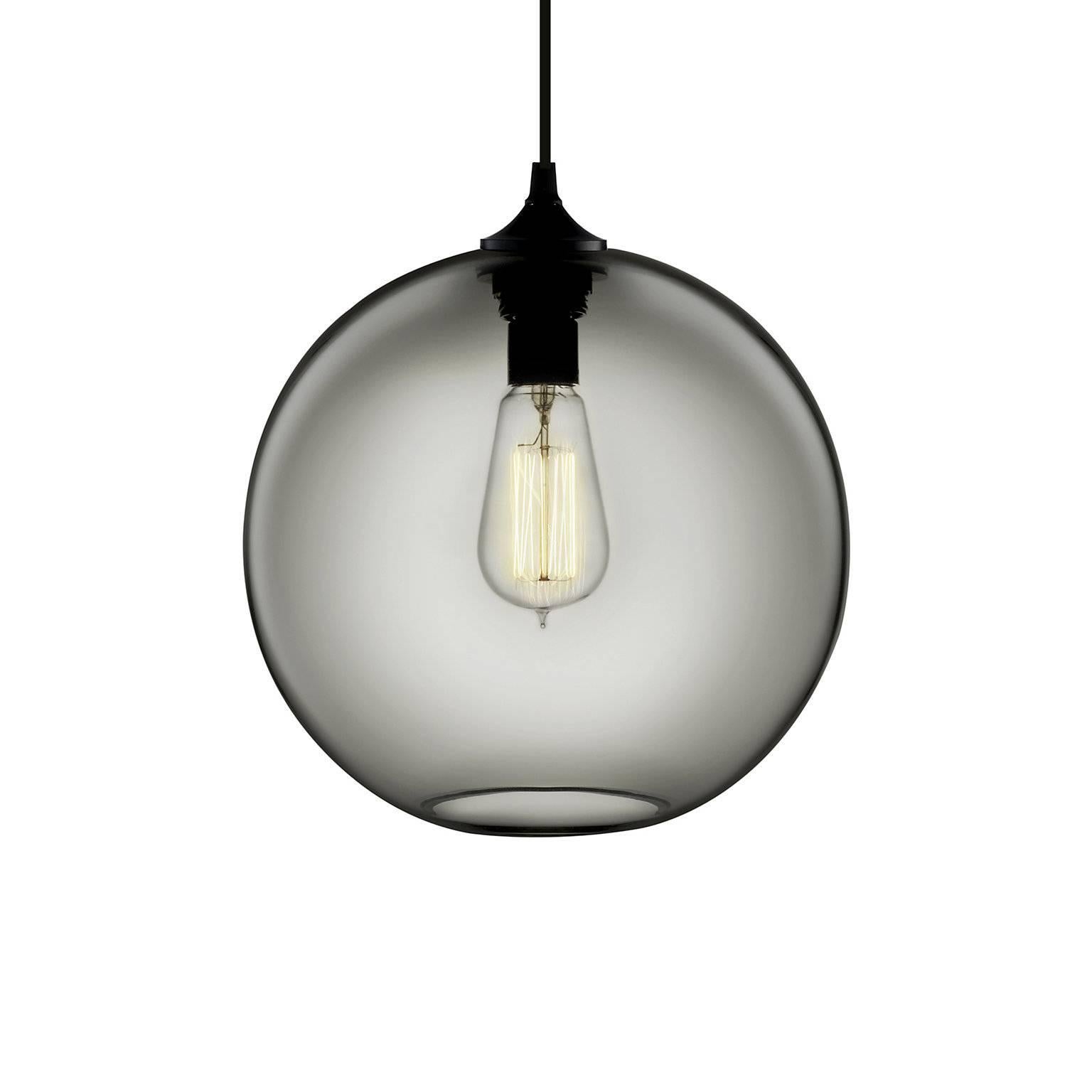 The Edison bulb at the centre of the signature Solitaire pendant and the cylindrical shape of the glass body harmonize to accentuate enduring quality and beauty. Every single glass pendant light that comes from Niche is handblown by real human