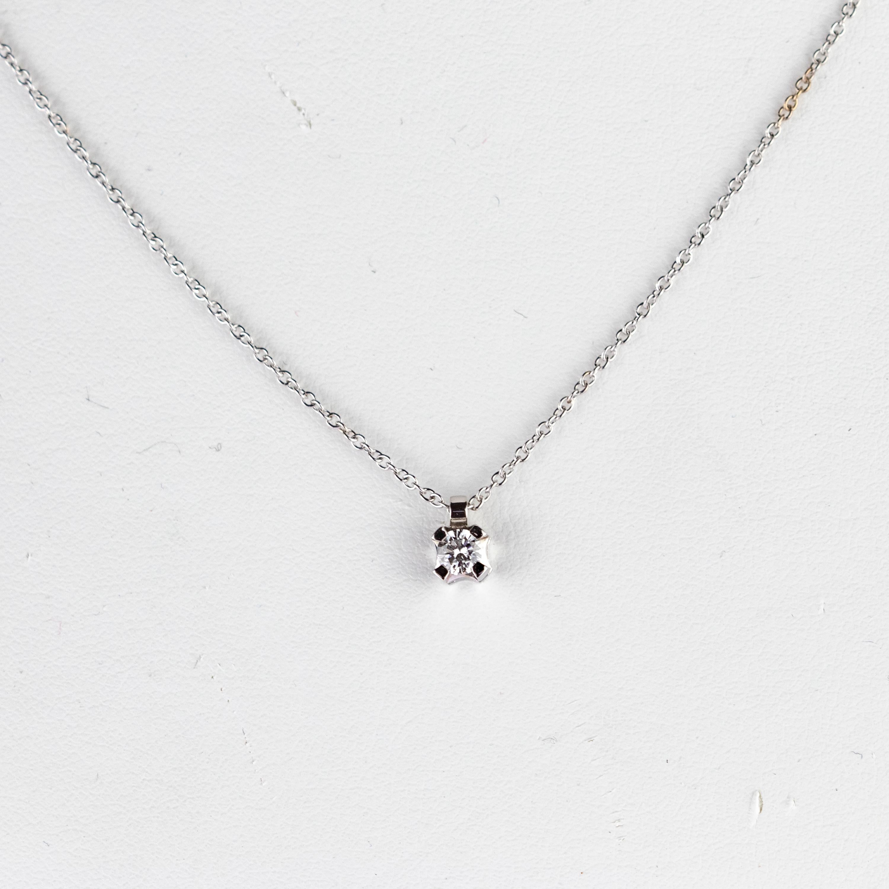 Pendentif en diamant solitaire taille brillant ornant une chaîne en or blanc 18 carats Collier. Avec 0,2 carat, le bijou est l'accessoire parfait et élégant pour représenter une magnifique tenue élégante quotidienne. 
 
Ce bijou est inspiré de