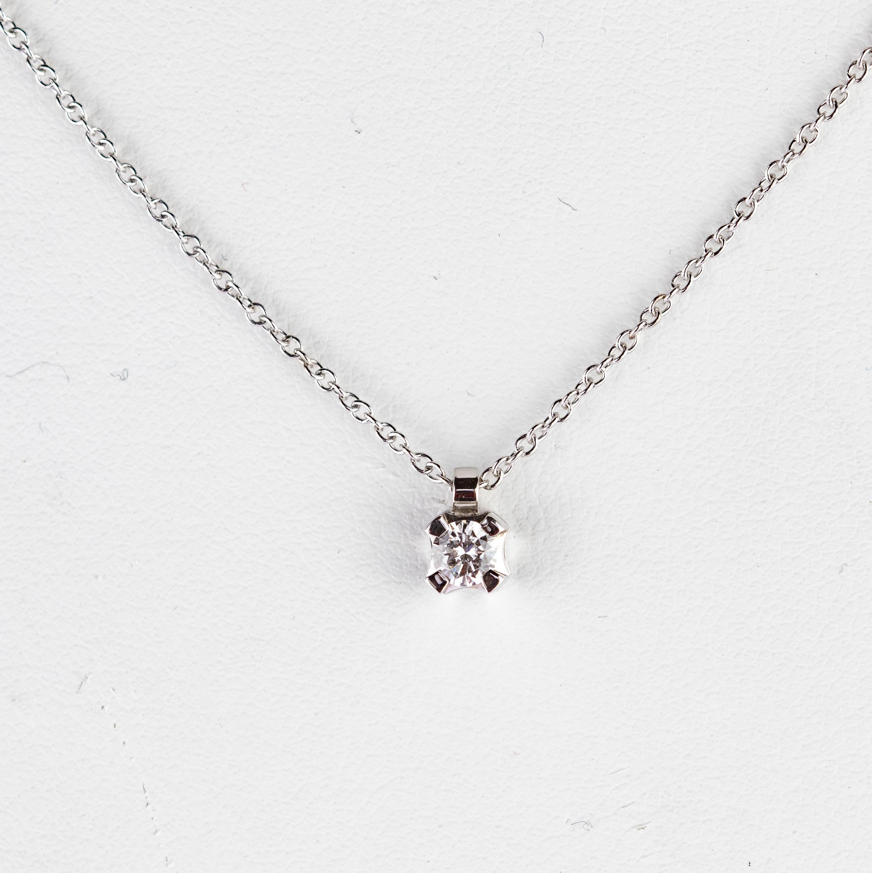 Moderne Chaîne collier à pendentif solitaire en or blanc 18 carats avec diamants taille brillant en vente