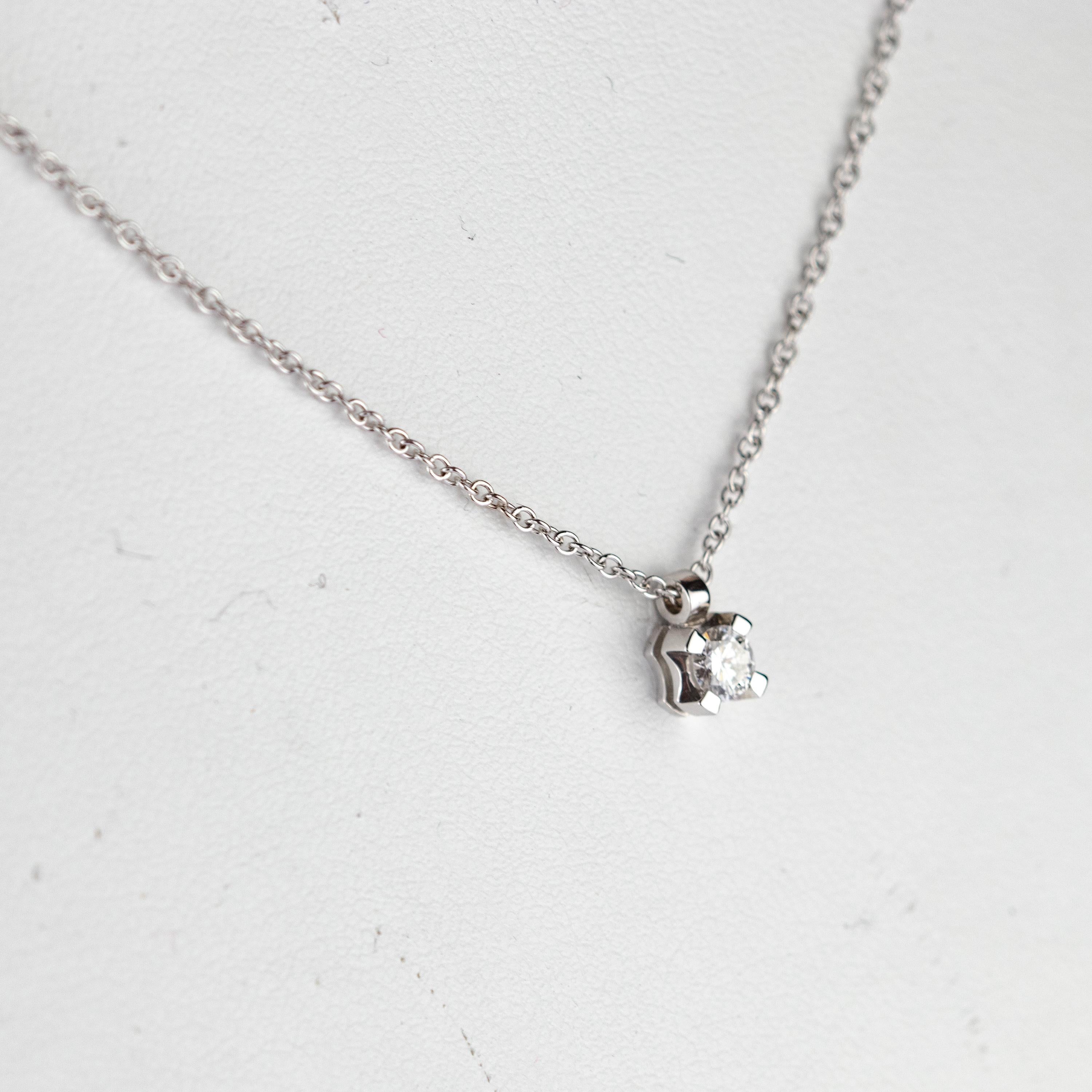 Taille ronde Chaîne collier à pendentif solitaire en or blanc 18 carats avec diamants taille brillant en vente