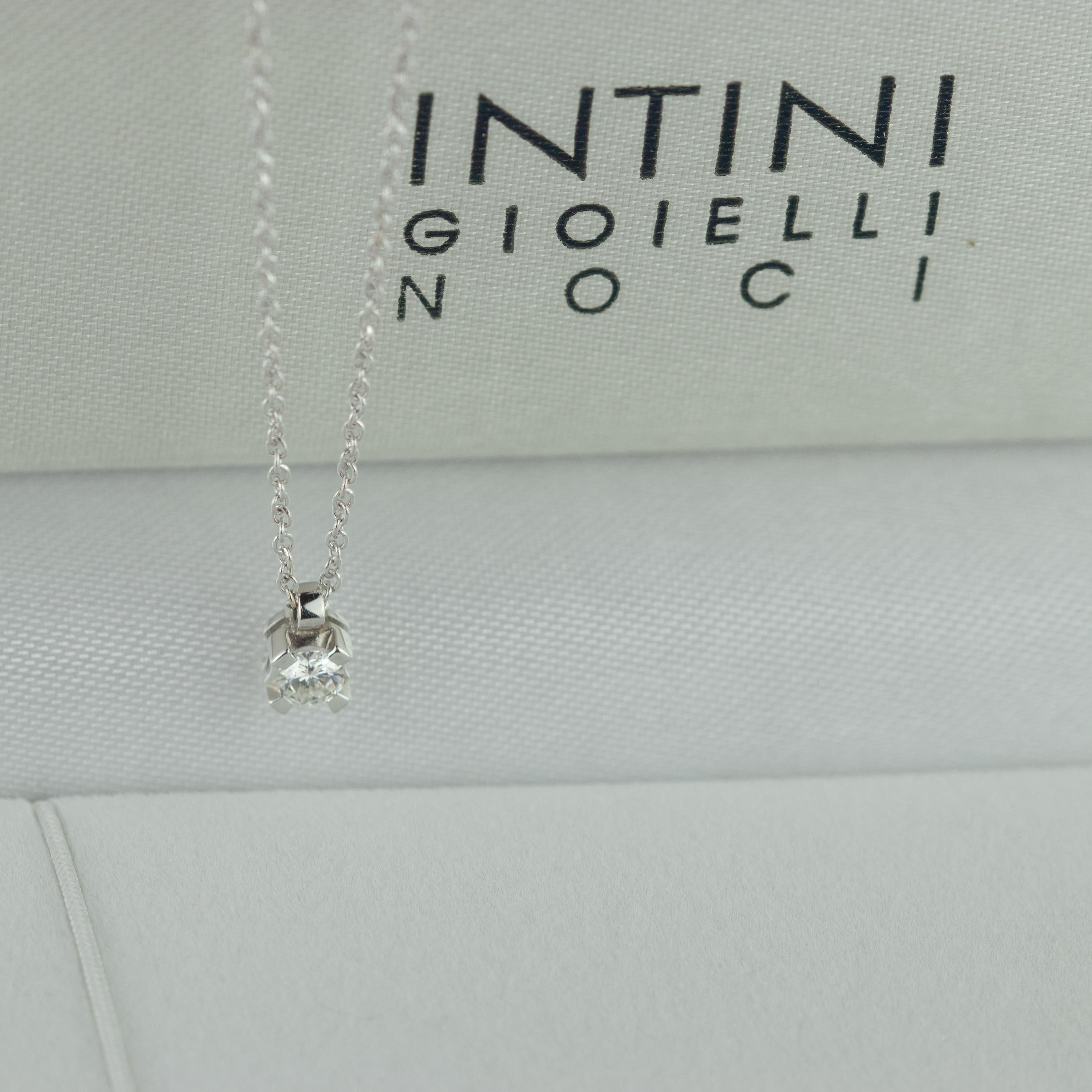 Chaîne collier à pendentif solitaire en or blanc 18 carats avec diamants taille brillant Neuf - En vente à Milano, IT