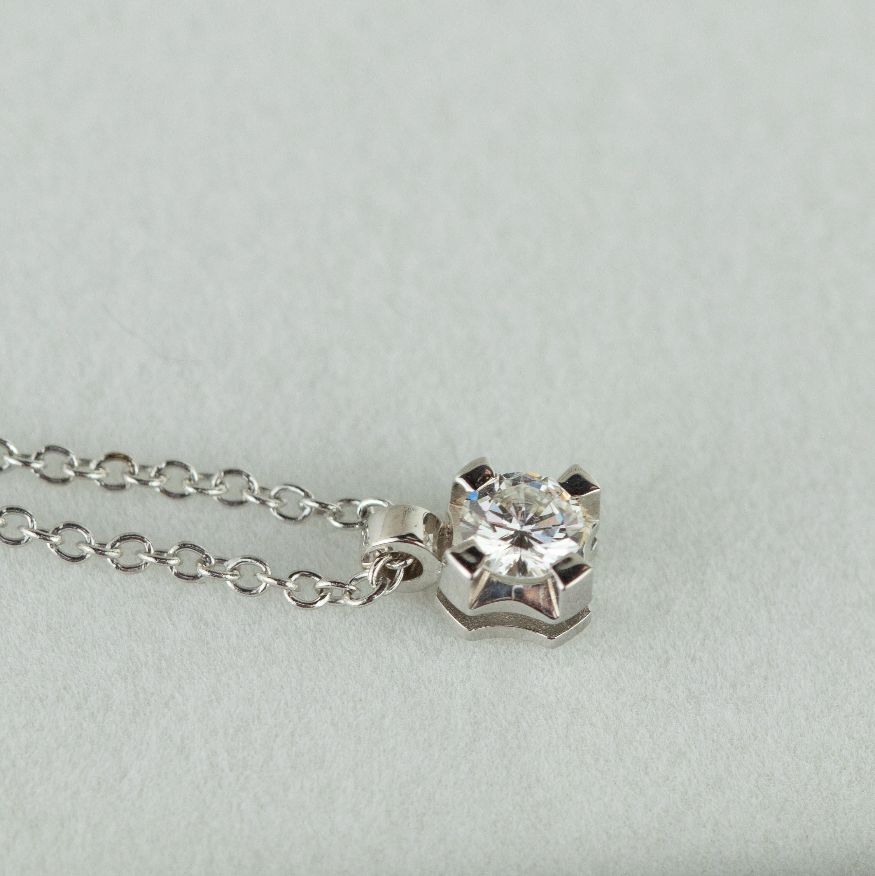 Chaîne collier à pendentif solitaire en or blanc 18 carats avec diamants taille brillant Unisexe en vente