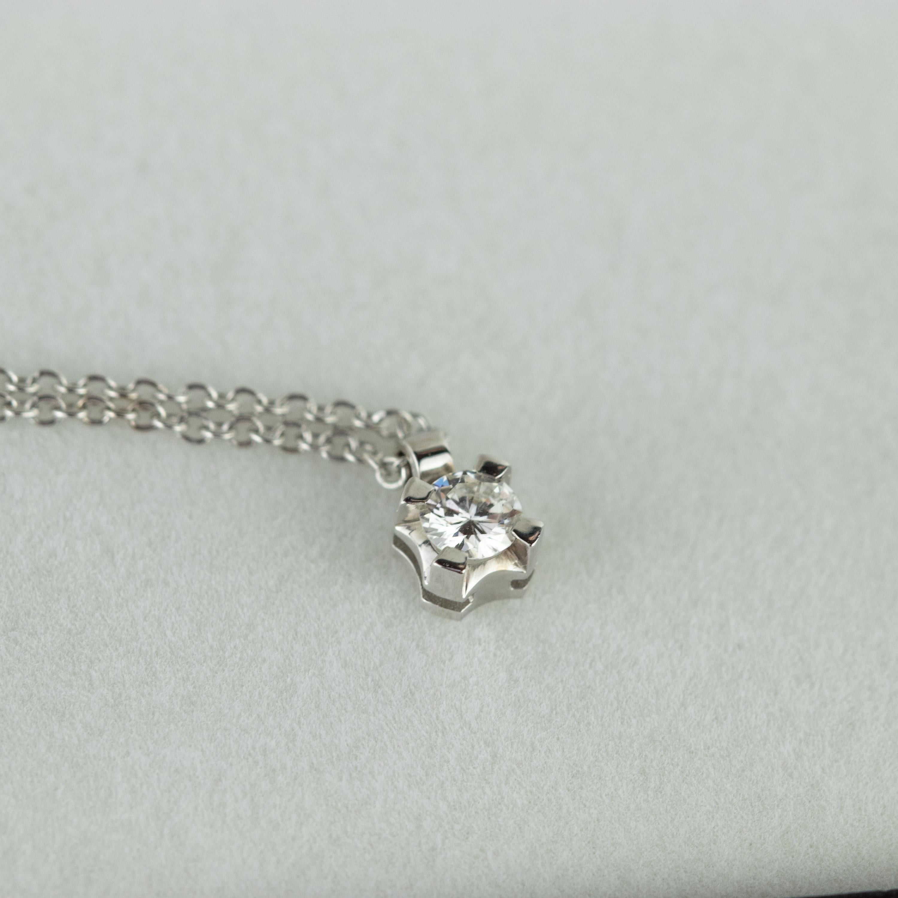 Chaîne collier à pendentif solitaire en or blanc 18 carats avec diamants taille brillant en vente 1