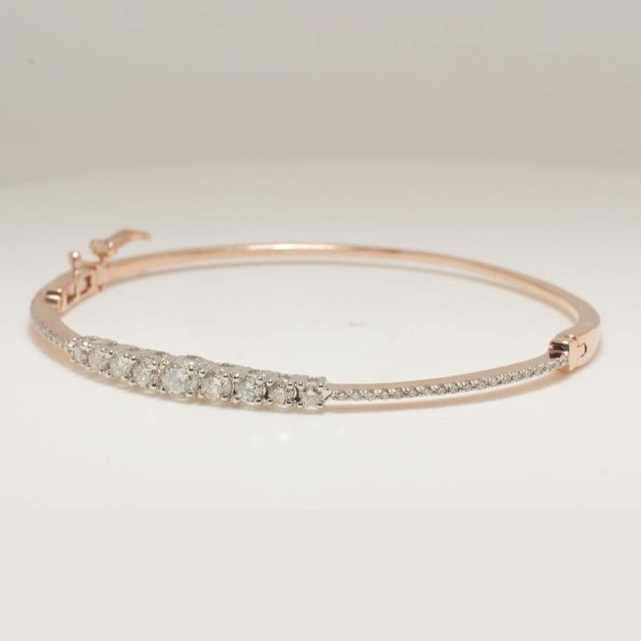Solitär-Diamant-Manschettenarmband aus 14k massivem Gold (zertifiziert) (Rundschliff) im Angebot