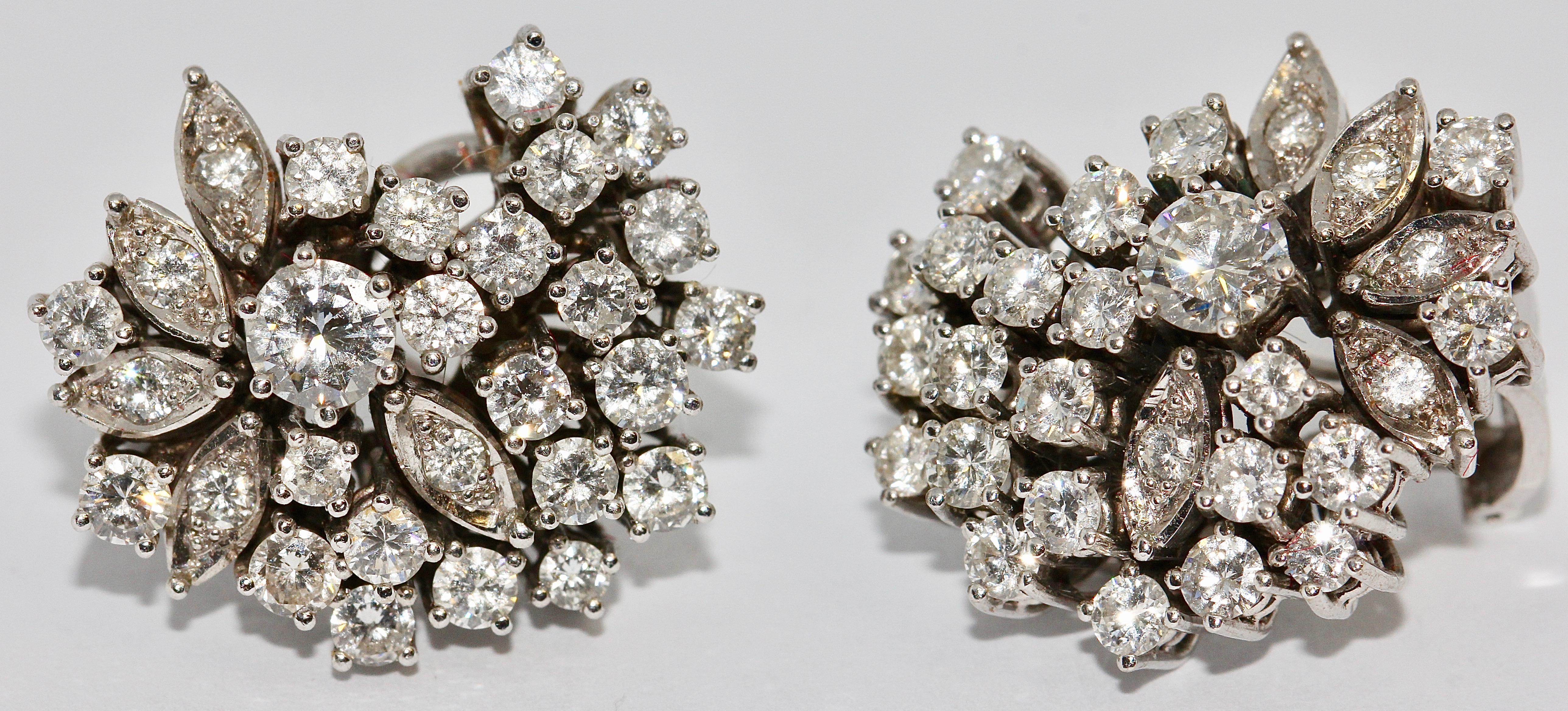 Prächtige Diamant-Ohrringe, Clips, 14 Karat Weißgold, insgesamt fast 4 Karat.

Jeder Ohrring ist mit 28 Diamanten besetzt. Der große Solitär wiegt etwa 0,33 ct. pro Stück.

Die kleinen Diamanten haben eine Größe von jeweils ca. 0,06 Karat.

Die