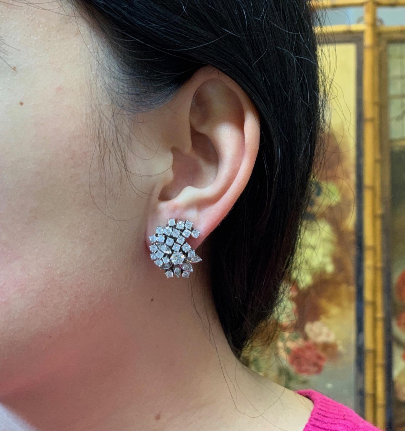 Boucles d'oreilles à clips solitaires en or blanc 14 carats avec diamants d'un total d'environ 4 carats en vente 2
