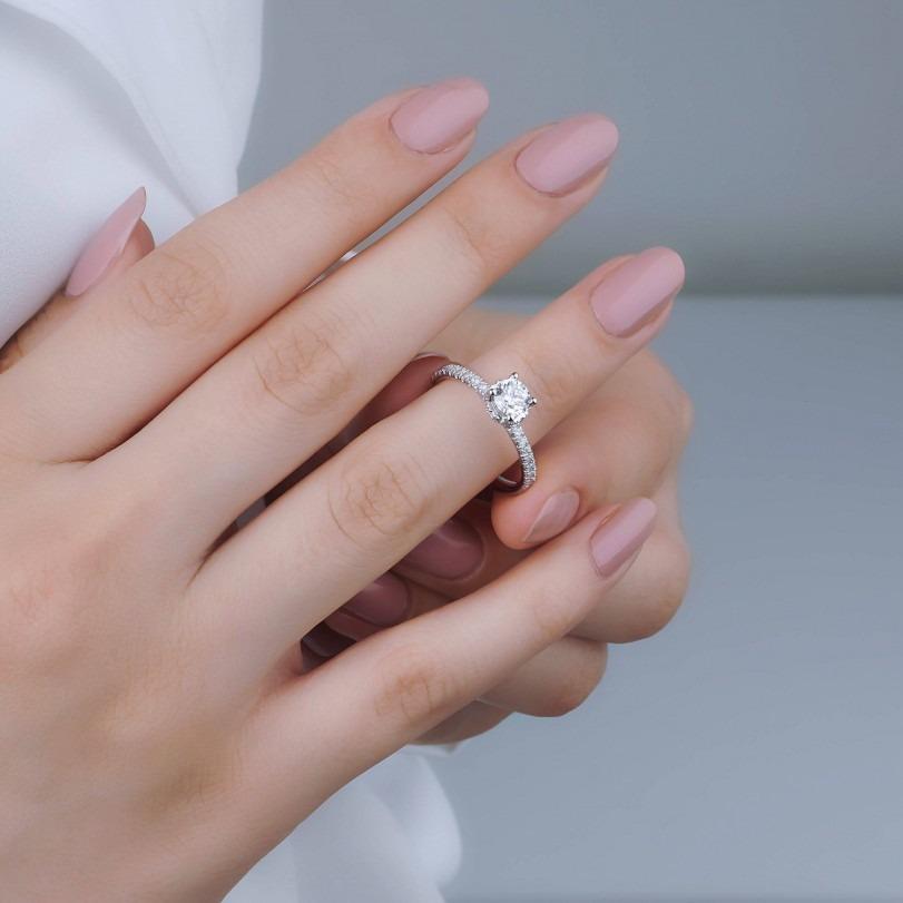 Modern Solitaire Diamond Engagement 1.00ct Ring For Sale