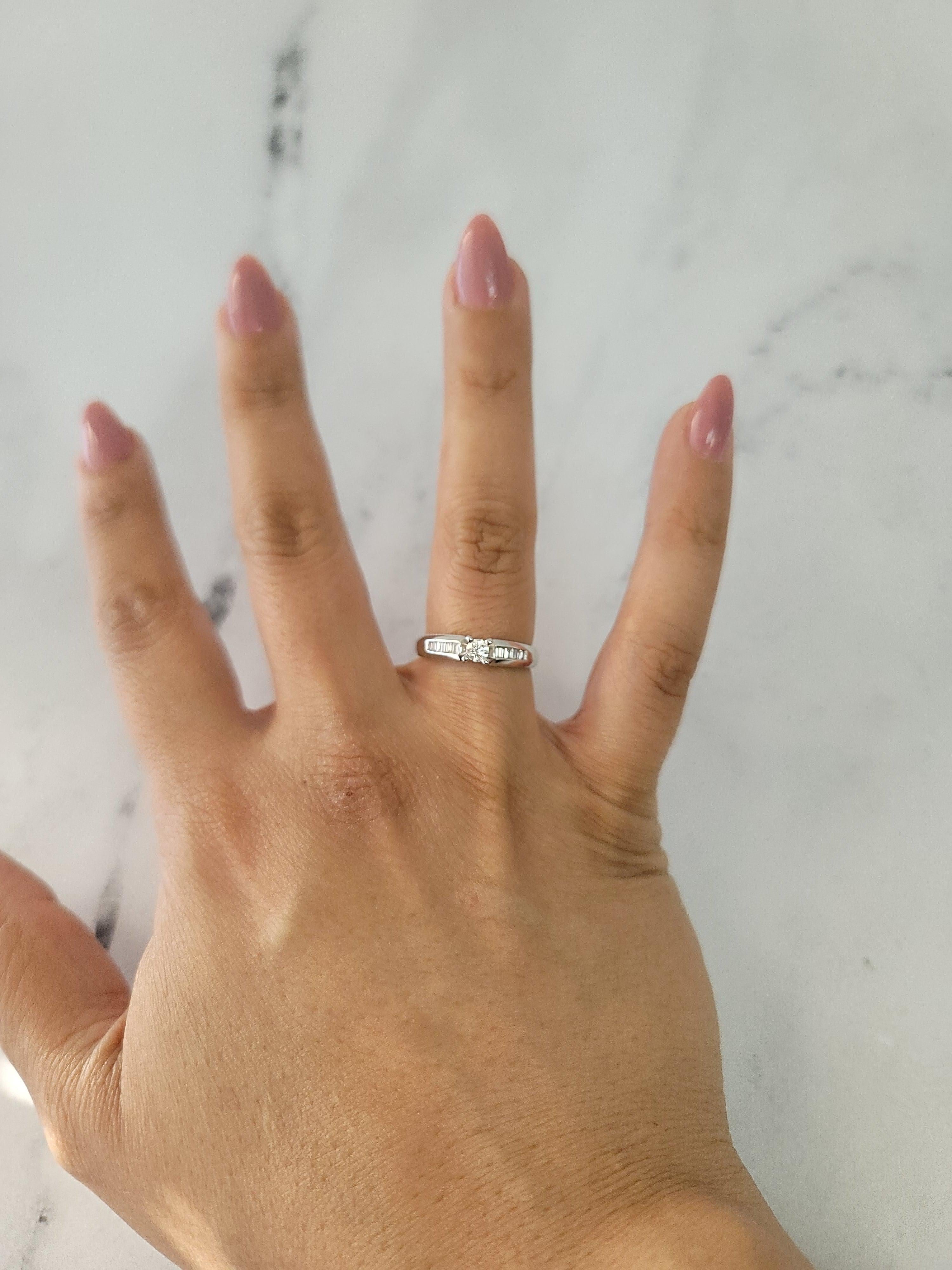 ♥ Sommaire du produit ♥

Pierre principale : Diamant
Approx. Poids en carats du diamant : .31cttw
Couleur du diamant : G
Clarté du diamant : VS2
Matériau du bracelet : Or blanc 14k
Taille du diamant : Ronde et baguette
Poids : 2 grammes

Les