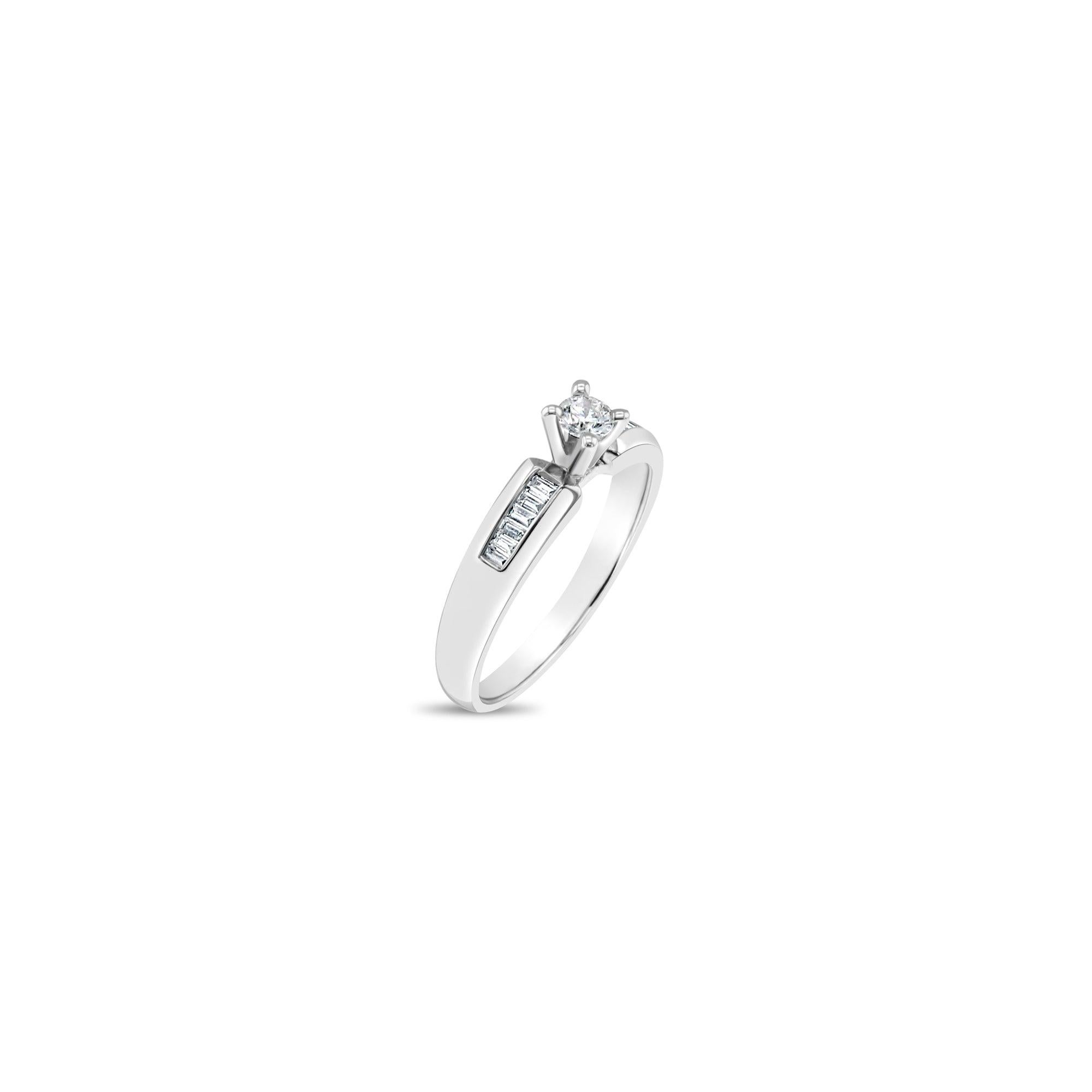 Taille ronde Bague de fiançailles solitaire avec accents en diamant baguette en vente