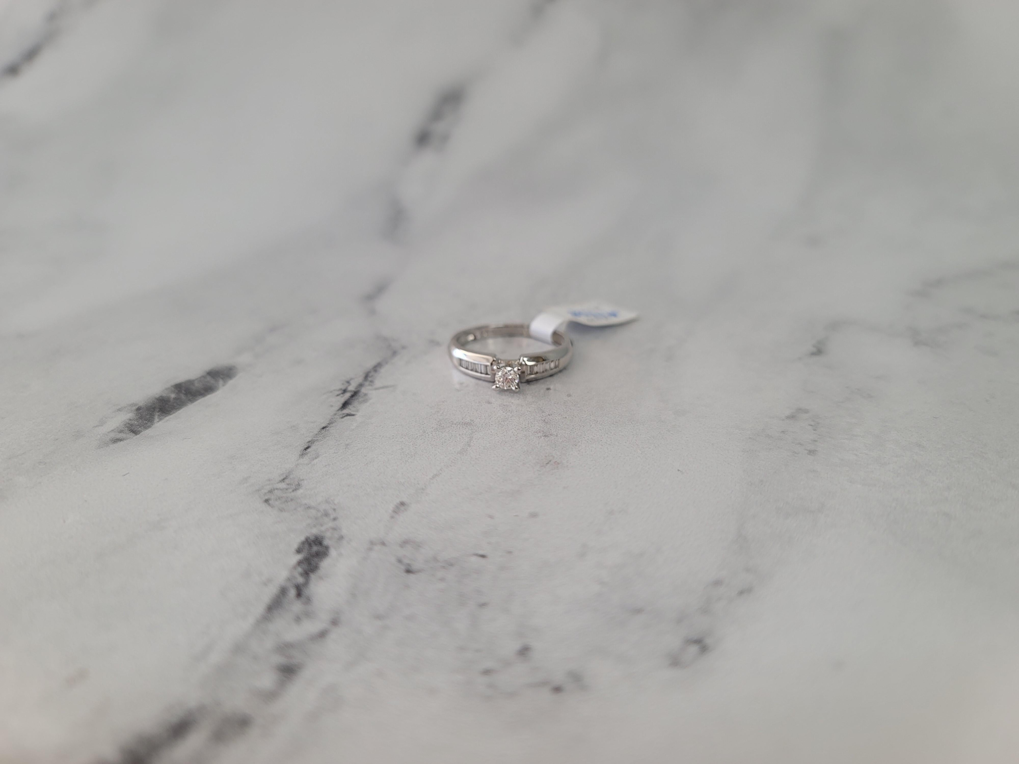 Bague de fiançailles solitaire avec accents en diamant baguette Neuf - En vente à Sugar Land, TX