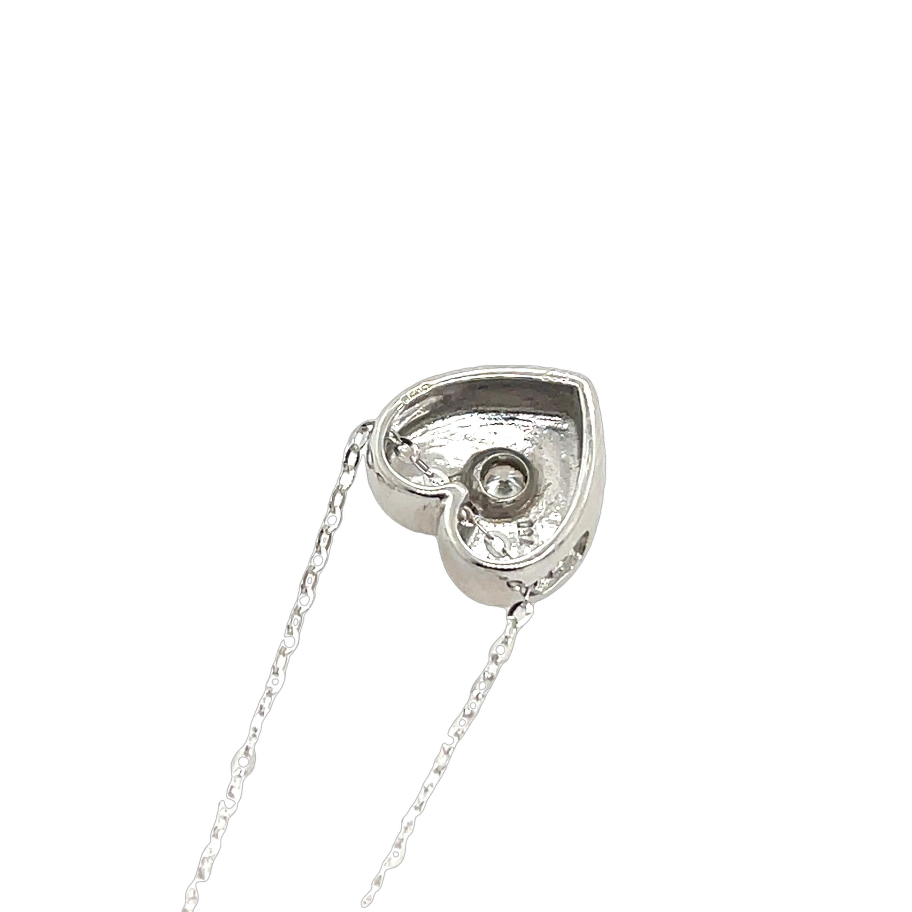 Este es un regalo perfecto para la persona que amas, el colgante de oro blanco de 18 ct en forma de corazón con diamante de 0,05 ct está suspendido de una cadena de oro blanco de 18 ct de 18'' con cierre de gatillo. Se puede llevar con cualquier
