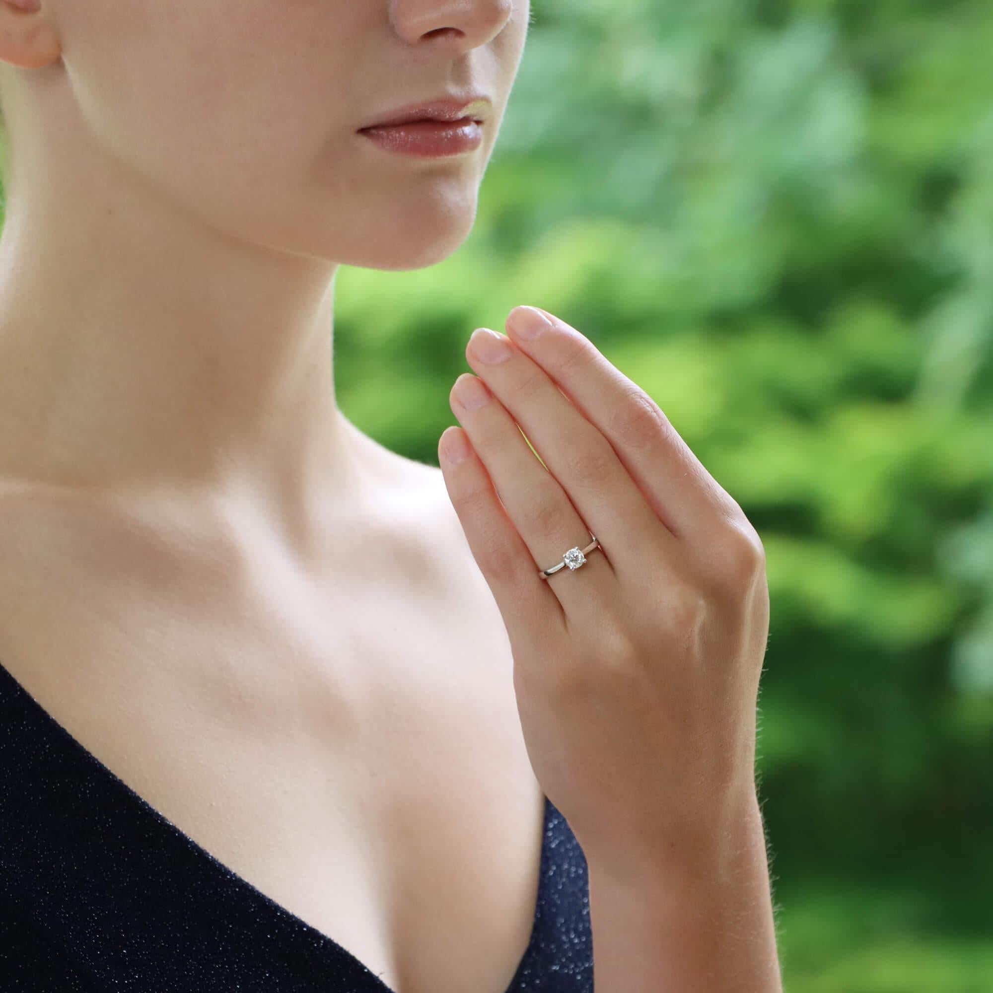 Une fabuleuse bague solitaire en diamant. Magnifiquement réalisée à la main en platine, cette belle bague contient un merveilleux diamant de très haute qualité, de couleur F. Le diamant brille sans cesse, ce qui est renforcé par le design simple,