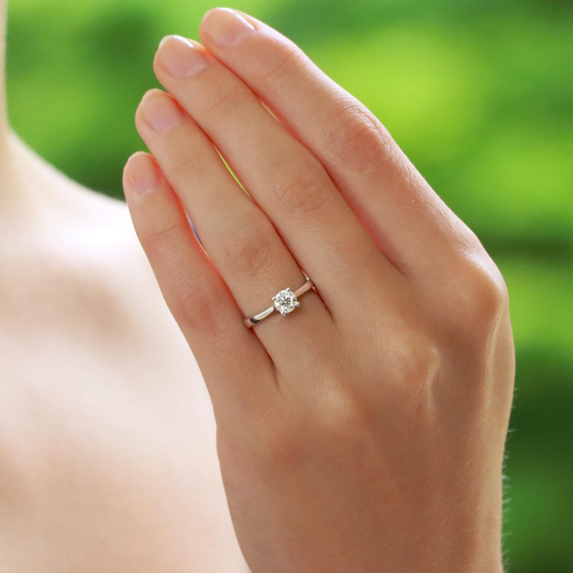 Contemporain Le diamant solitaire  Bague de fiançailles en platine 0,51 carat en vente