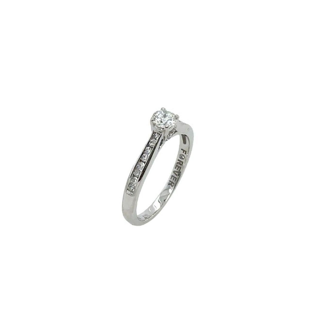 Taglio rotondo Anello con diamante solitario da 0,29 carati e spalle di diamanti da 0,11 carati in oro bianco 18 carati in vendita