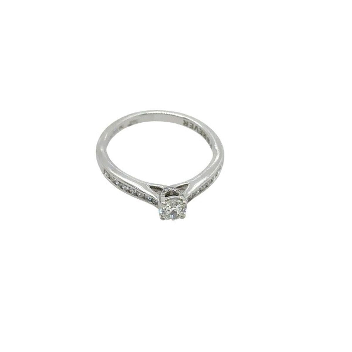Donna Anello con diamante solitario da 0,29 carati e spalle di diamanti da 0,11 carati in oro bianco 18 carati in vendita