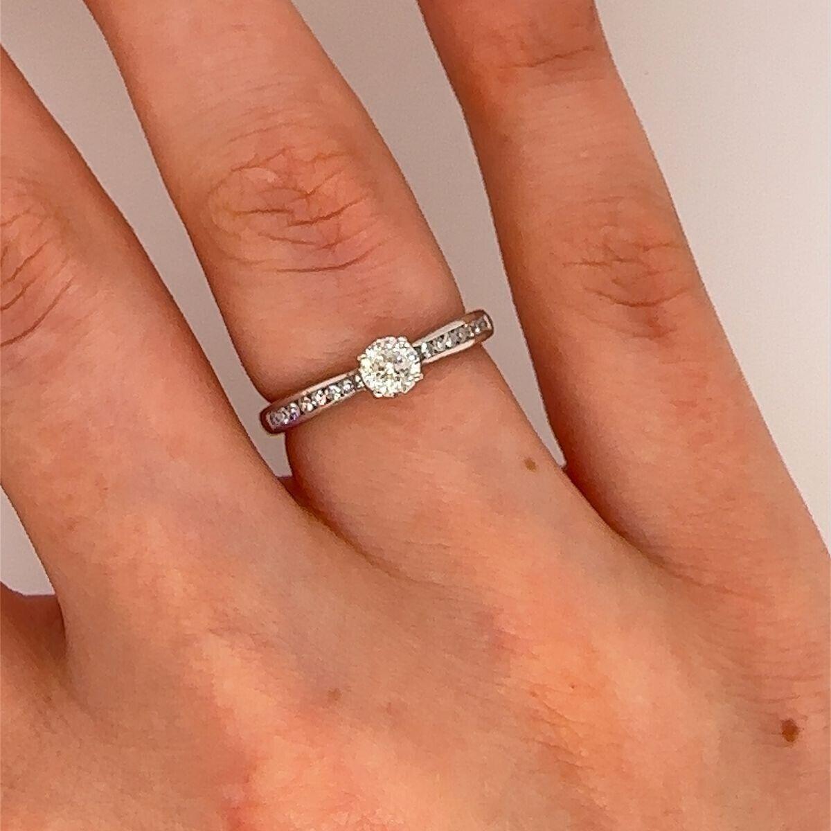 Anello con diamante solitario da 0,29 carati e spalle di diamanti da 0,11 carati in oro bianco 18 carati in vendita 2