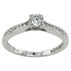 Anillo solitario de diamantes 0,29 ct y hombros de diamantes 0,11 ct en oro blanco de 18 ct