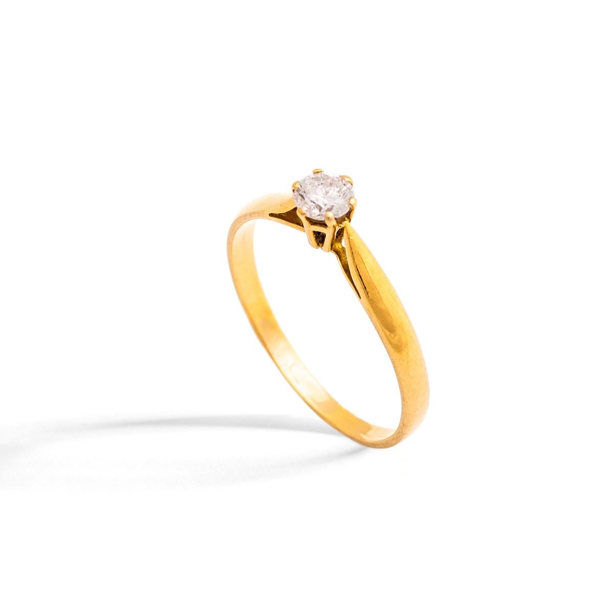 Solitaire Diamond round cut on yellow gold Ring.
Modern cut. Estimated to be H-I color and Vs color.