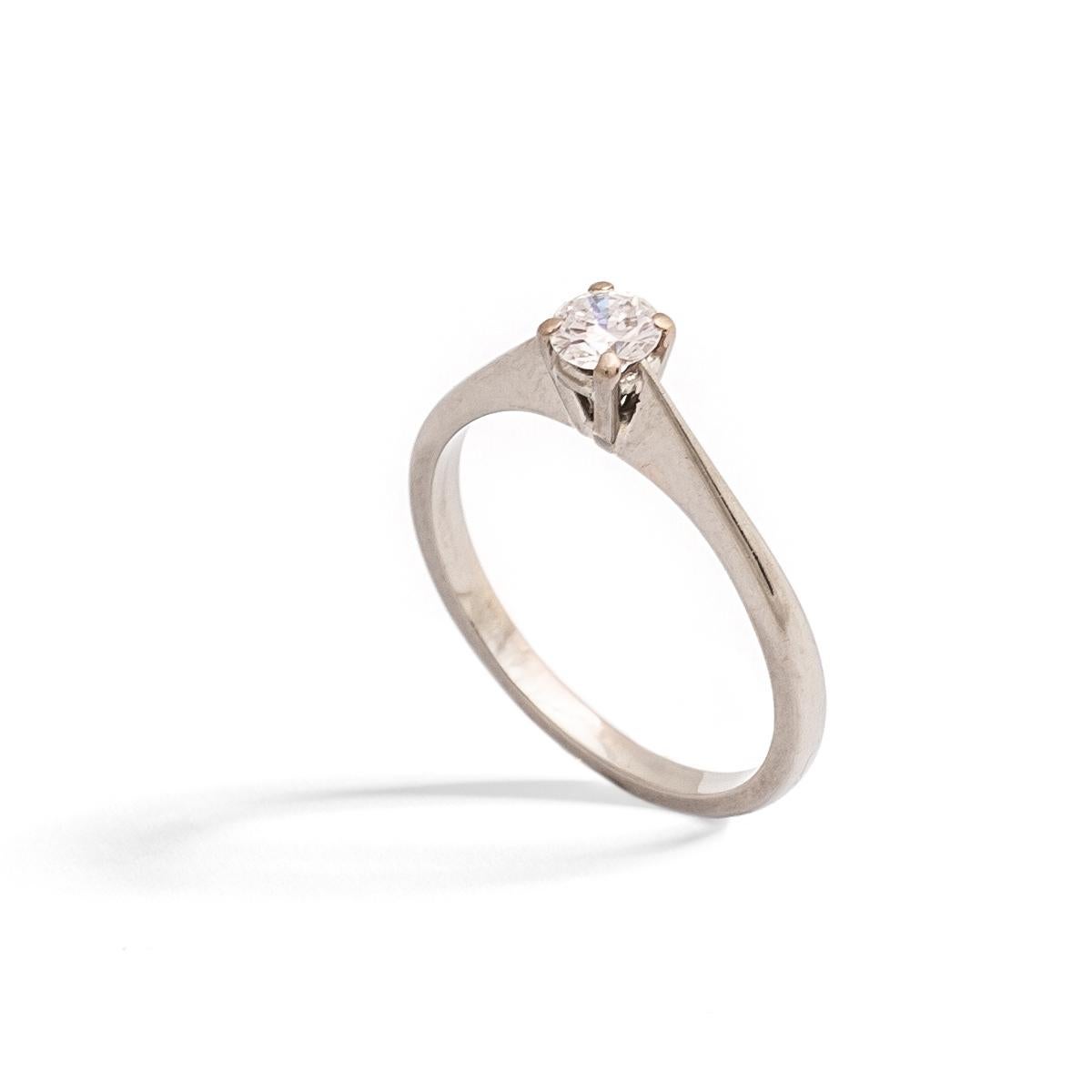 Solitaire Diamond on white gold and platinum Ring.
Diamond estimated weight: 0.25 carat.
Modern cut. Estimated to be G-H color and Vvs clarity.
Diamond Diameter approximately 4.06 millimeters.
Ring Size: 5 3/4.
Gross weight: 2.57 grams.